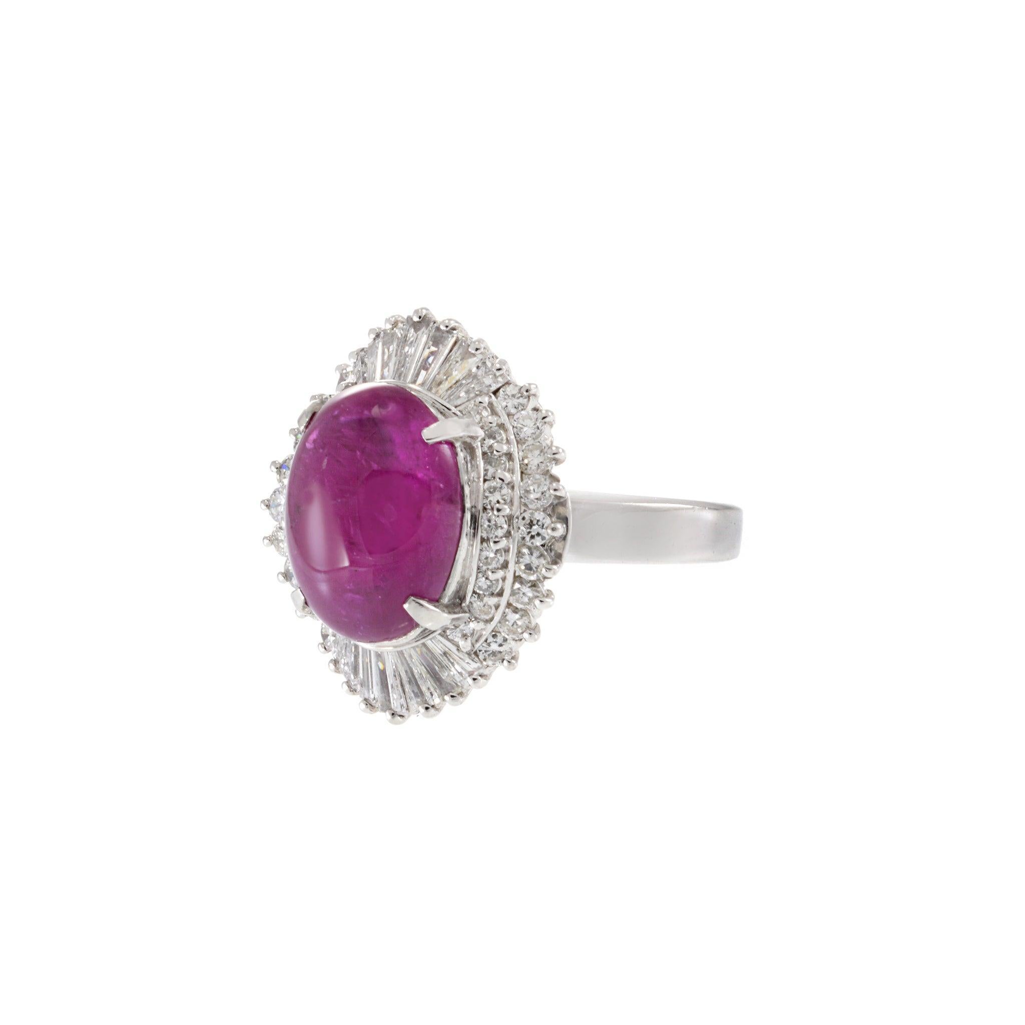 Platin Estate Rubinring mit rundem und Baguette-Diamantenhalo (Cabochon) im Angebot