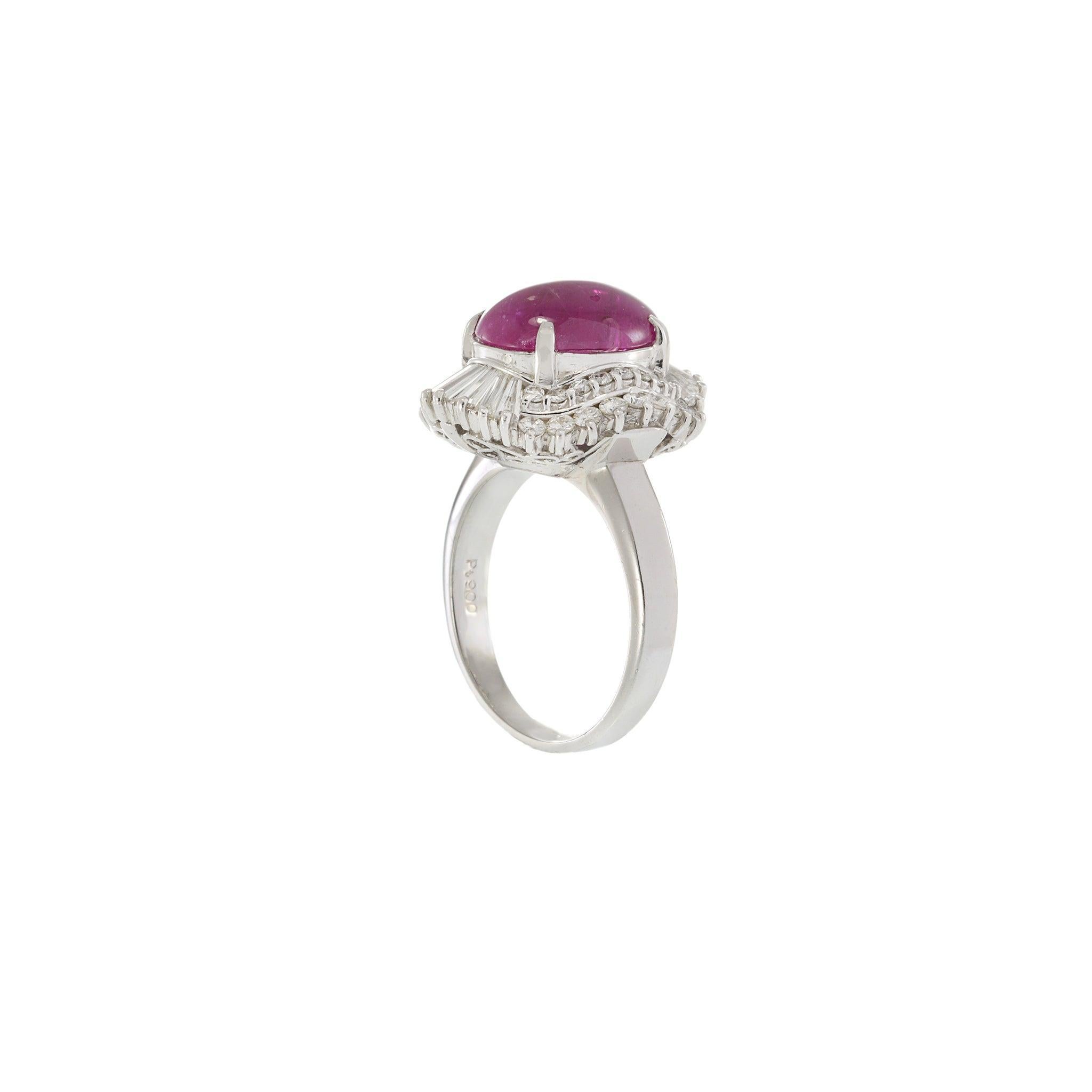 Platin Estate Rubinring mit rundem und Baguette-Diamantenhalo im Zustand „Gut“ im Angebot in New York, NY
