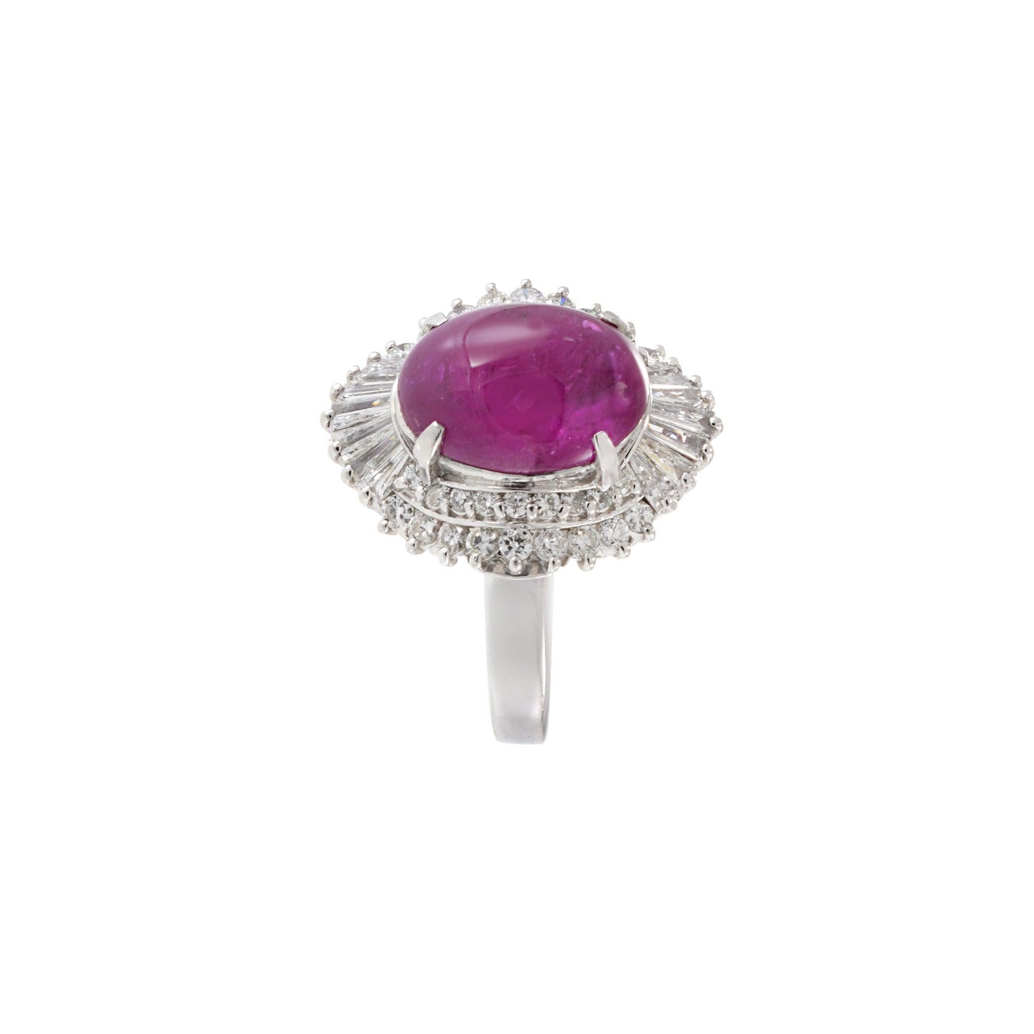 Platin Estate Rubinring mit rundem und Baguette-Diamantenhalo Damen im Angebot