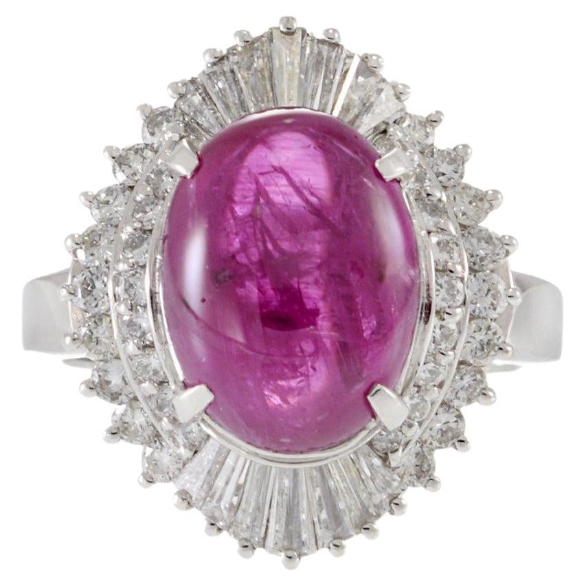 Platin Estate Rubinring mit rundem und Baguette-Diamantenhalo