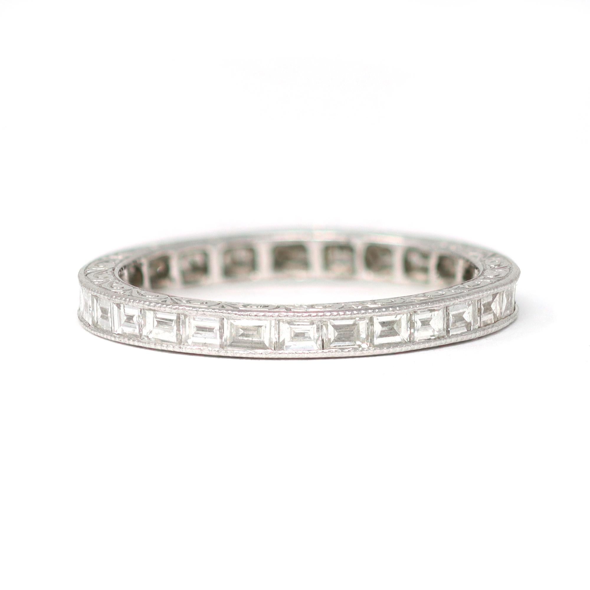 Platin Eternity Baguette-Diamant-Ring, handgeschnitzt (Moderne) im Angebot