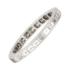 Bague d'éternité en platine avec diamants baguettes sculptés à la main