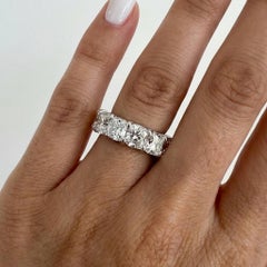 Anillo de platino con 13,20 quilates de diamantes talla cojín certificados por el GIA