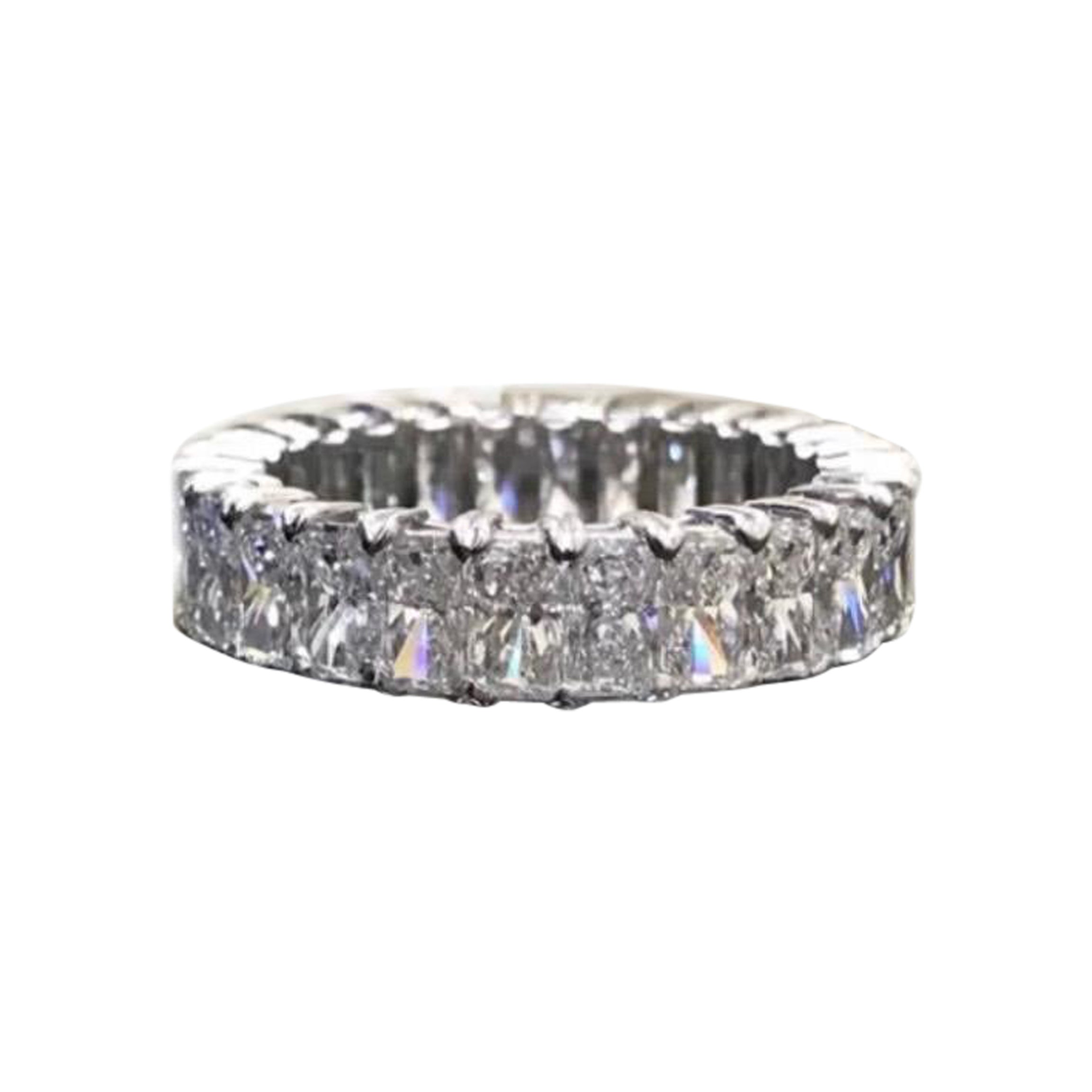 Anillo de compromiso de platino con diamante talla radiante alargado Eternity en venta
