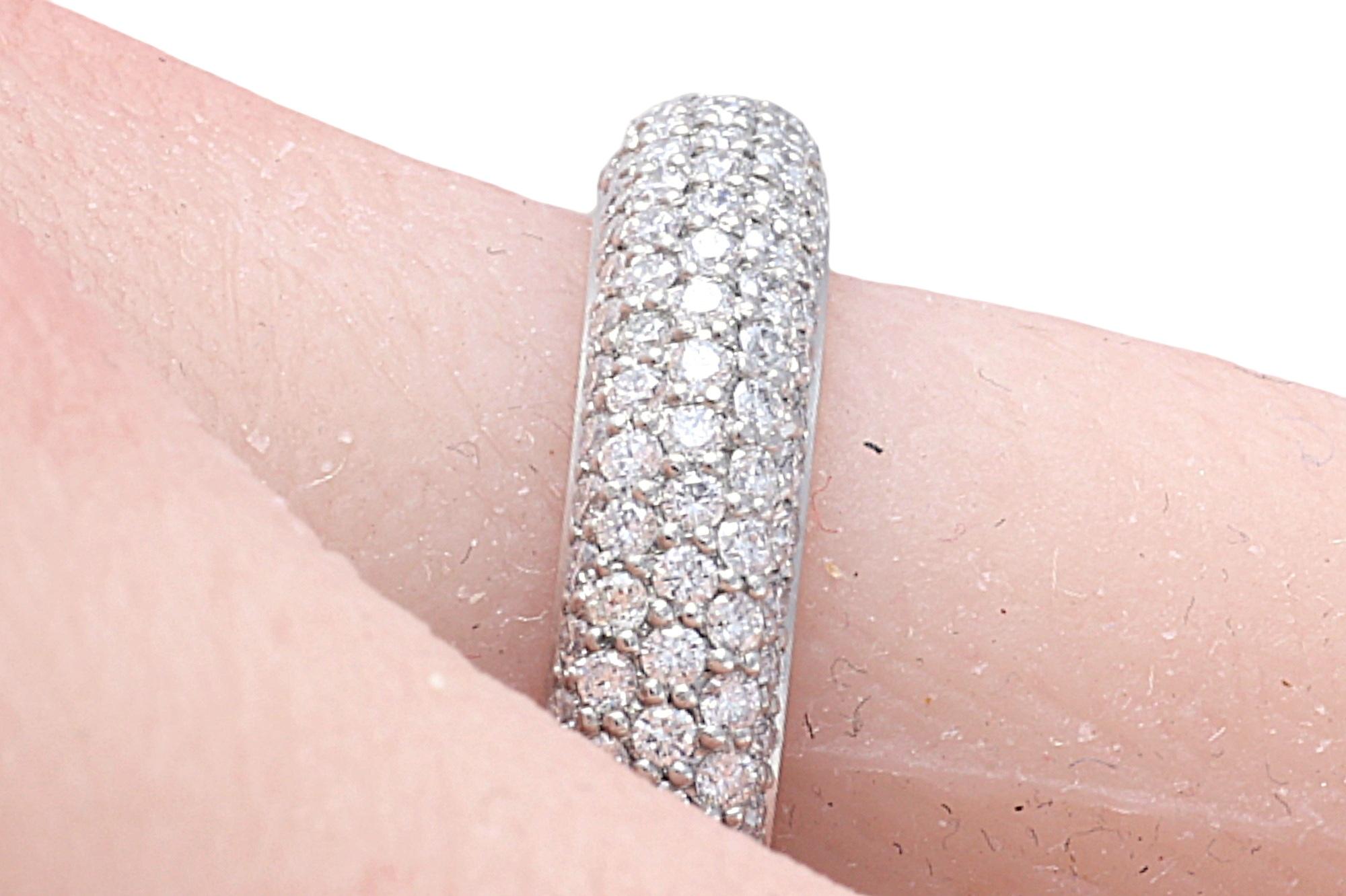 Bague d'éternité en platine de 1,89 carat Diamants entièrement faits à la main en vente 1
