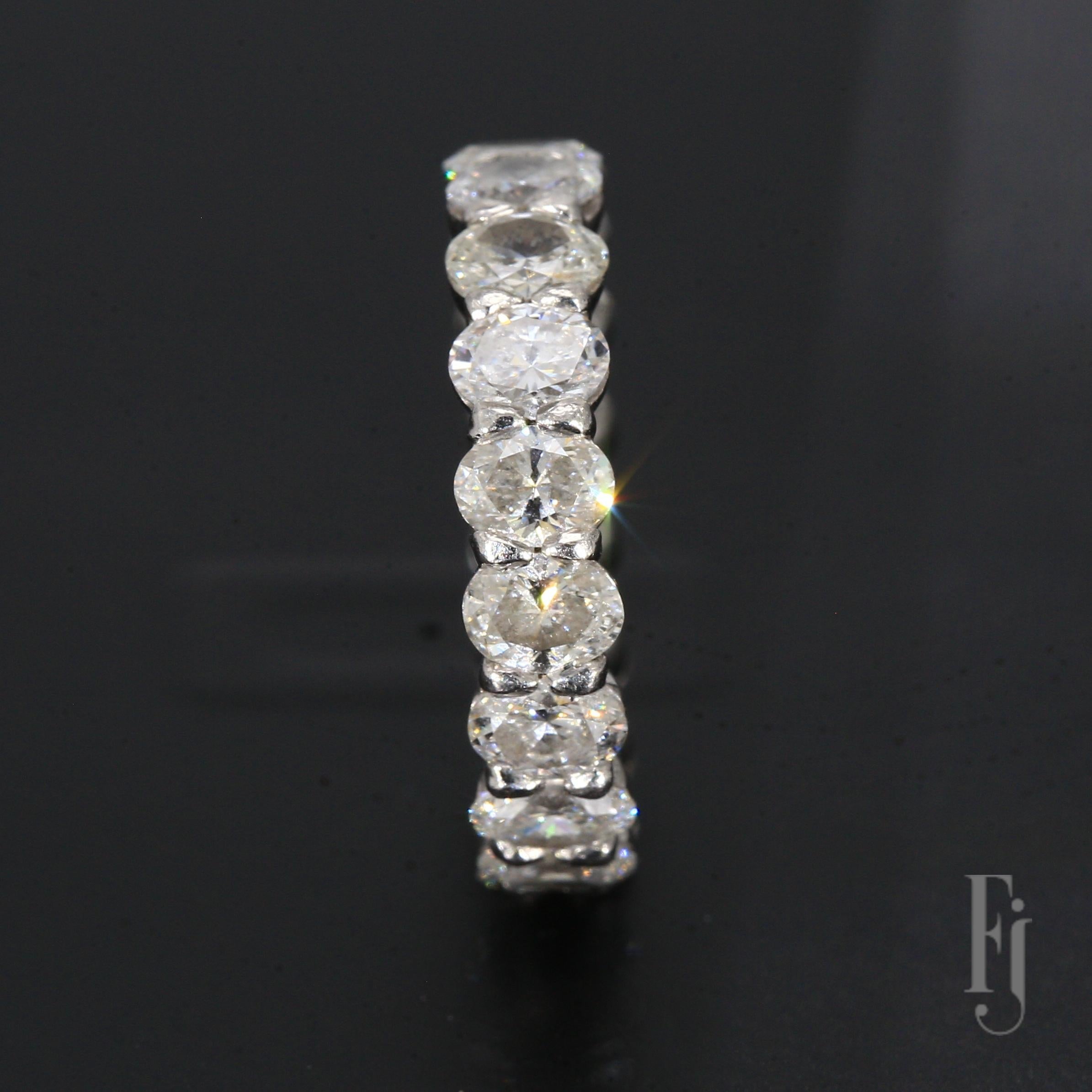 Il s'agit d'une bague de mariage éternelle en platine avec dix-sept diamants ovales d'une valeur totale de 5ctw.

Taille de l'anneau - 5.5
Poids total - 8,07 g