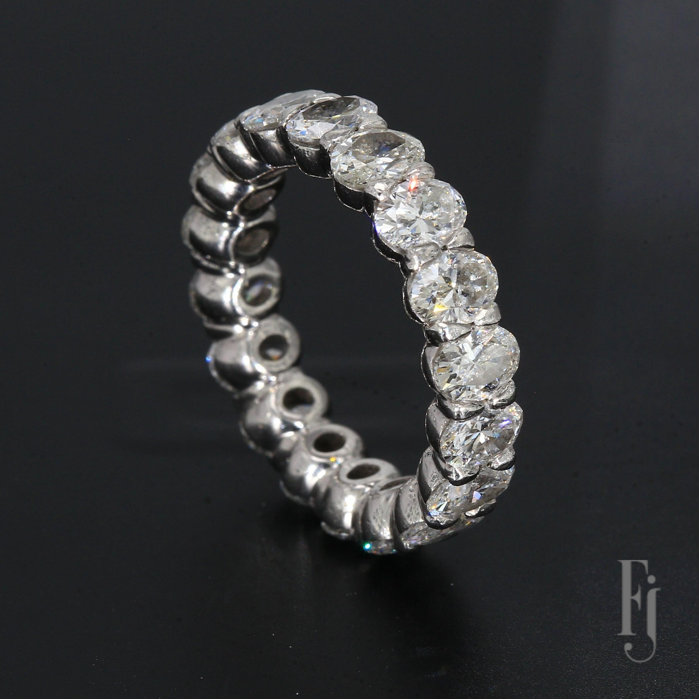 Taille ovale Alliance éternelle en platine avec diamants ovales - Taille 5.5 en vente
