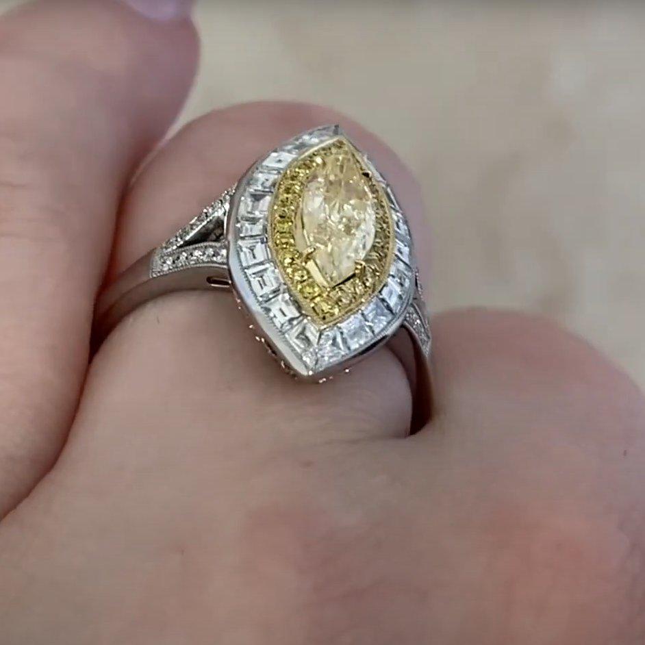 Anillo de compromiso de platino con diamantes de fantasía de talla marquesa (aprox. 0,70 quilates) Corte marquesa en venta