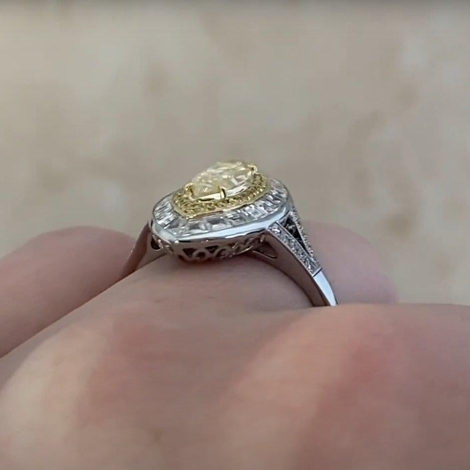 Anillo de compromiso de platino con diamantes de fantasía de talla marquesa (aprox. 0,70 quilates) en Excelente estado para la venta en New York, NY
