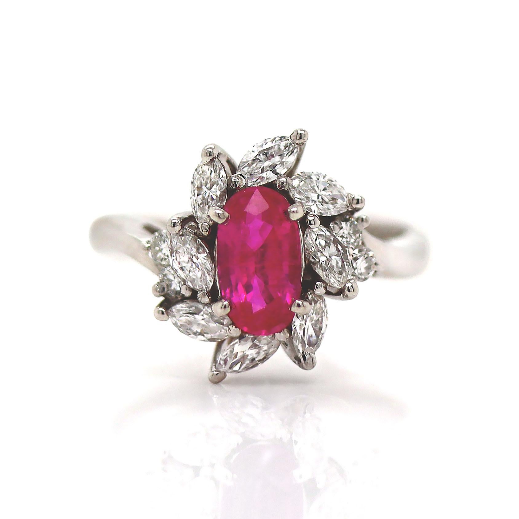 Platin Fancy Rosa Saphir und Diamant Kleidring

Dieser wunderschön gearbeitete Kleiderring zeigt einen leuchtend rosafarbenen Fantasie-Saphir mit einem Halo aus Diamanten im Marquise-Schliff. Der rosafarbene Saphir ist ein kostbarer Edelstein, der