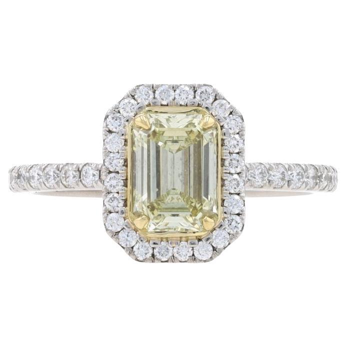 Bague de fiançailles en platine avec halo de diamants jaunes - 18k Emerald Cut 1.26ctw GIA en vente
