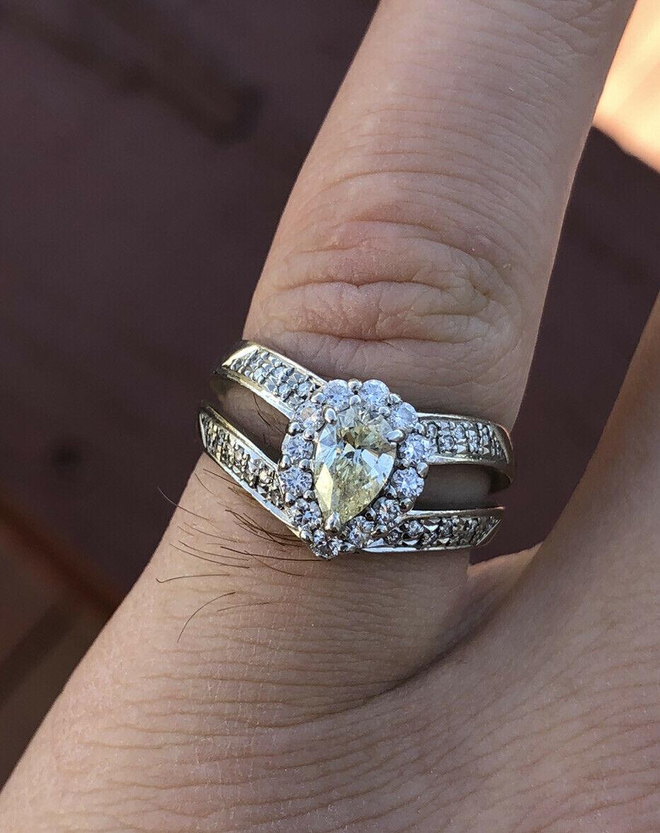 Platinum Fancy Yellow Diamond & White Diamond Pear Shape Ring 0.90ctw 6.9g



 Beautiful diamond wedding ring 

Very elegant for everyday wear !! 

Approx 0.40 ctw of round brilliant cut diamonds G-H SI

Center stone is a Pear shape diamond 0.50 ctw