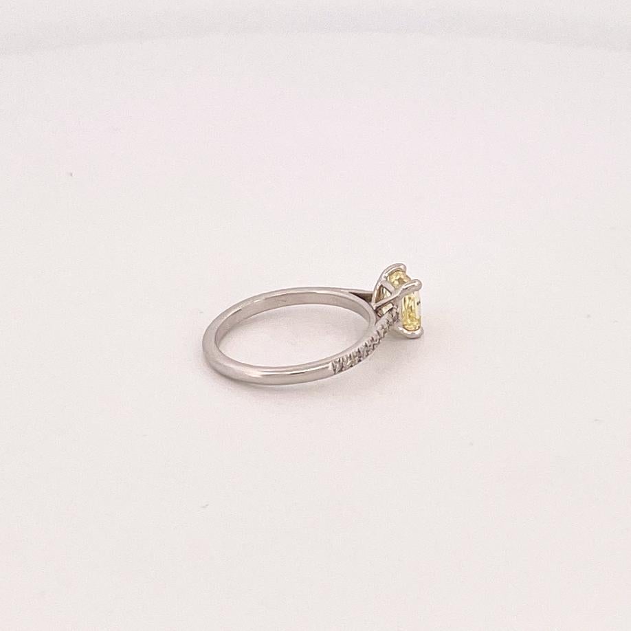 Anello di fidanzamento in platino con diamanti taglio radiante giallo fantasia in vendita 4