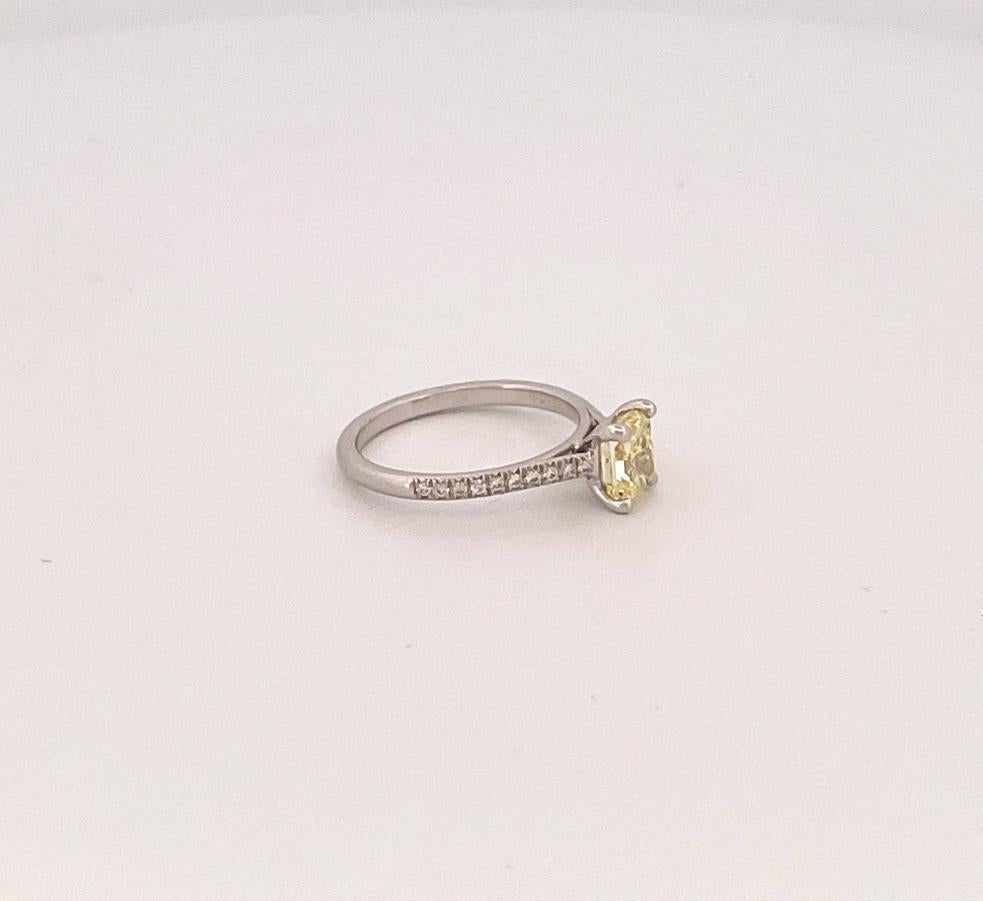 Anello di fidanzamento in platino con diamanti taglio radiante giallo fantasia in vendita 5