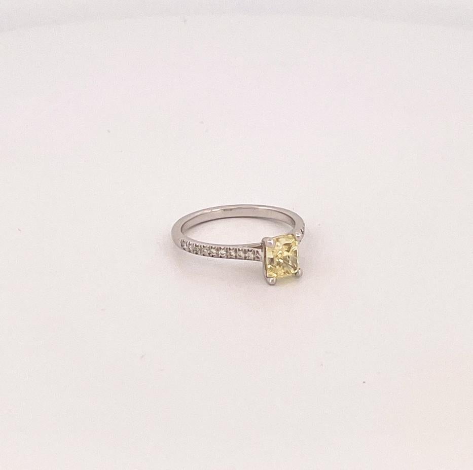 Anello di fidanzamento in platino con diamanti taglio radiante giallo fantasia in vendita 6