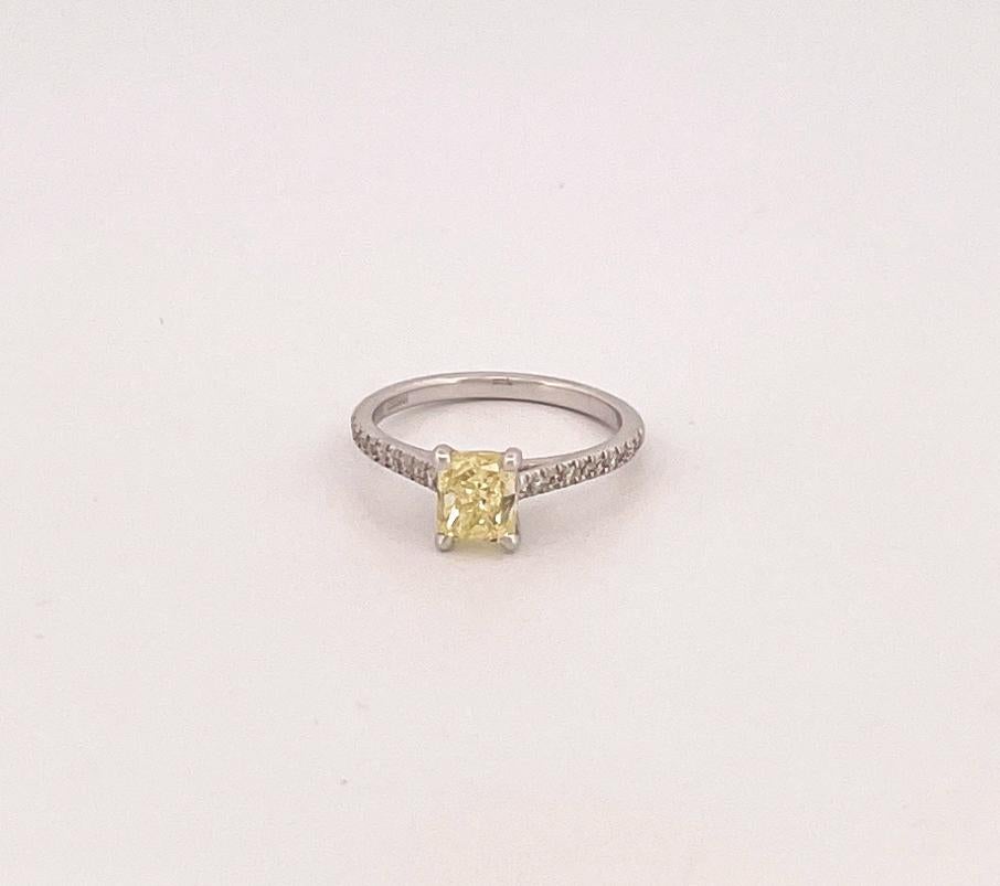 Anello di fidanzamento in platino con diamanti taglio radiante giallo fantasia in vendita 7