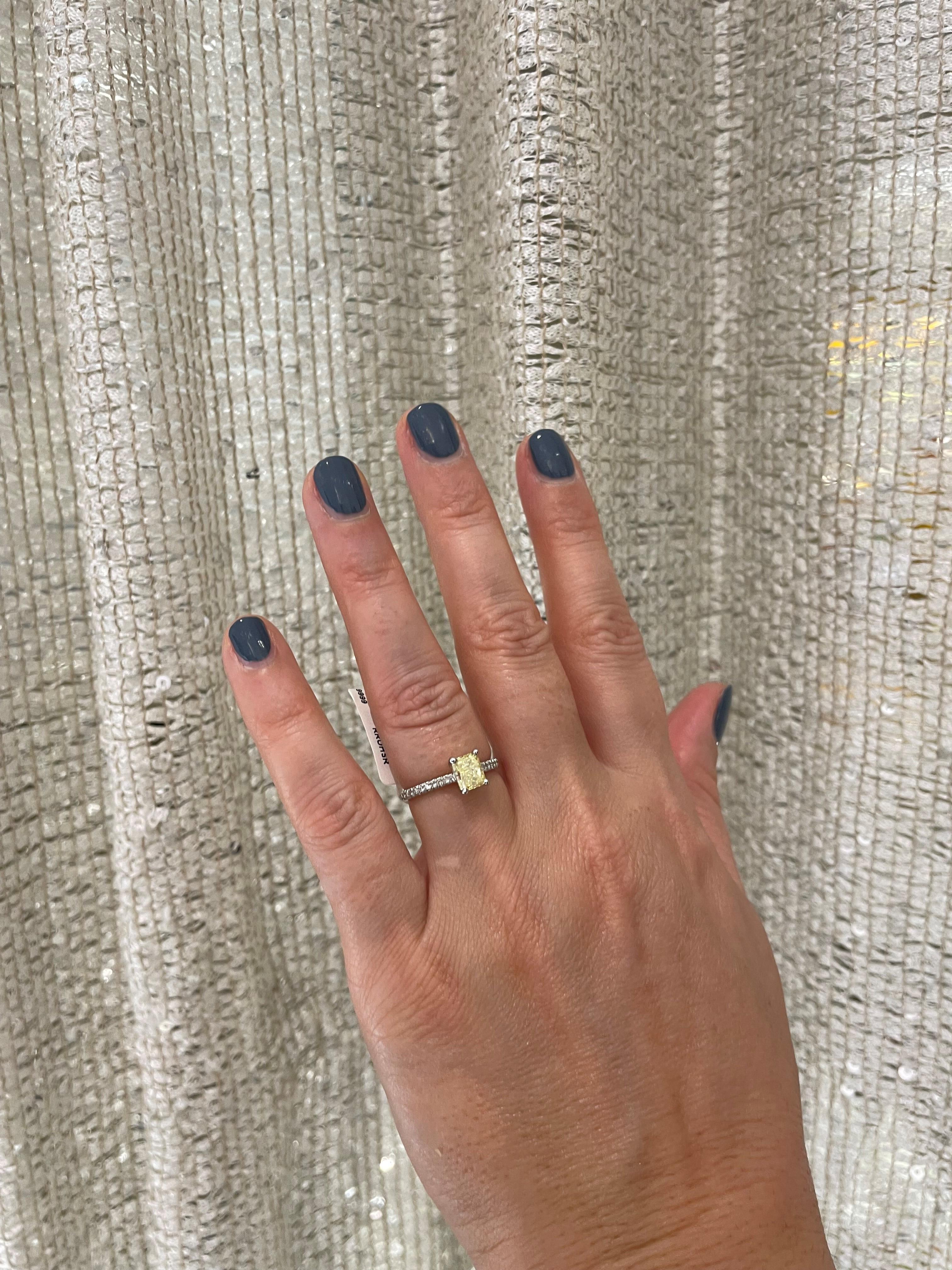 Dalla Collezione Eiseman Jewelry, questo anello in platino New Aire è incastonato con un diamante giallo taglio radiante da 1,19 carati con purezza I1. Sul gambo sono incastonati venti diamanti rotondi taglio brillante per un peso complessivo di