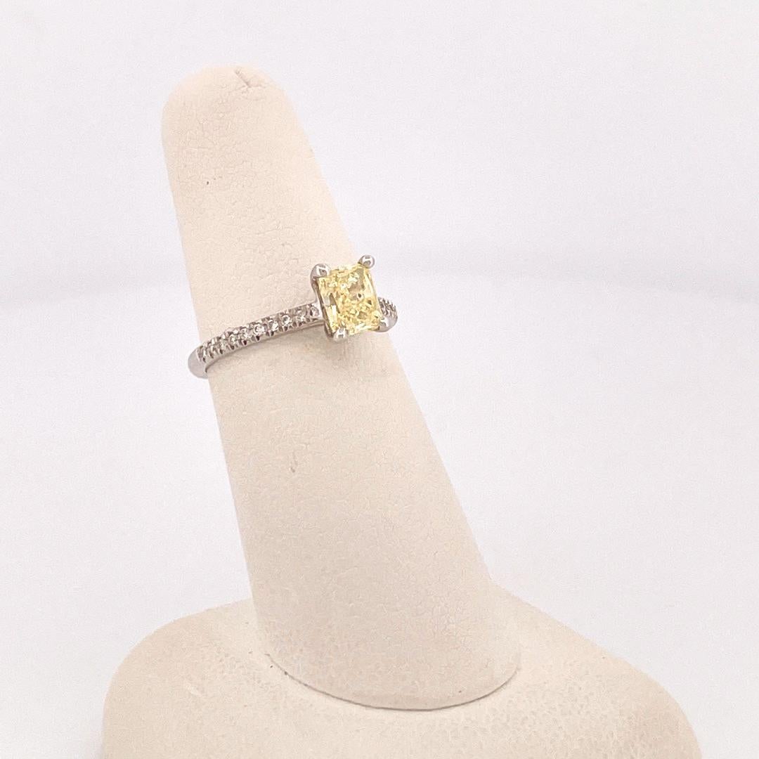 Moderno Anello di fidanzamento in platino con diamanti taglio radiante giallo fantasia in vendita