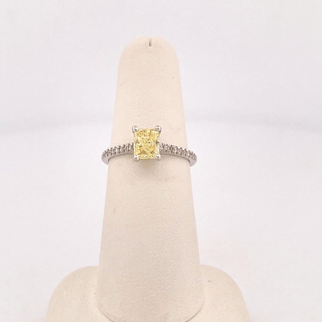 Taglio radiant Anello di fidanzamento in platino con diamanti taglio radiante giallo fantasia in vendita