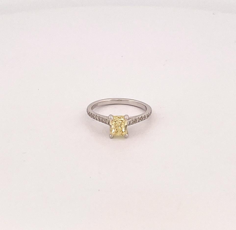 Anello di fidanzamento in platino con diamanti taglio radiante giallo fantasia In condizioni ottime in vendita a Dallas, TX