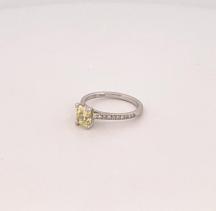 Donna Anello di fidanzamento in platino con diamanti taglio radiante giallo fantasia in vendita