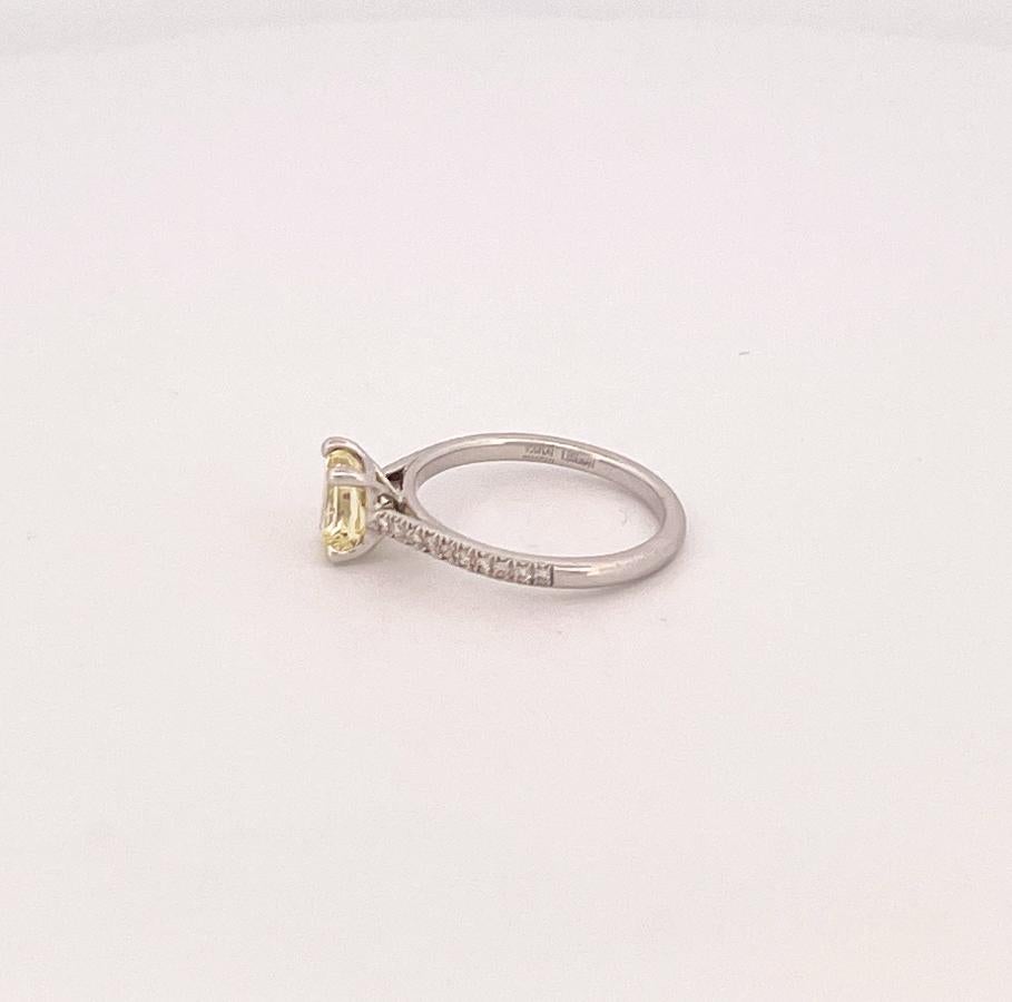 Anello di fidanzamento in platino con diamanti taglio radiante giallo fantasia in vendita 1