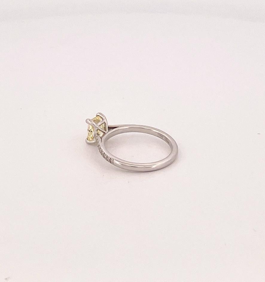 Anello di fidanzamento in platino con diamanti taglio radiante giallo fantasia in vendita 2