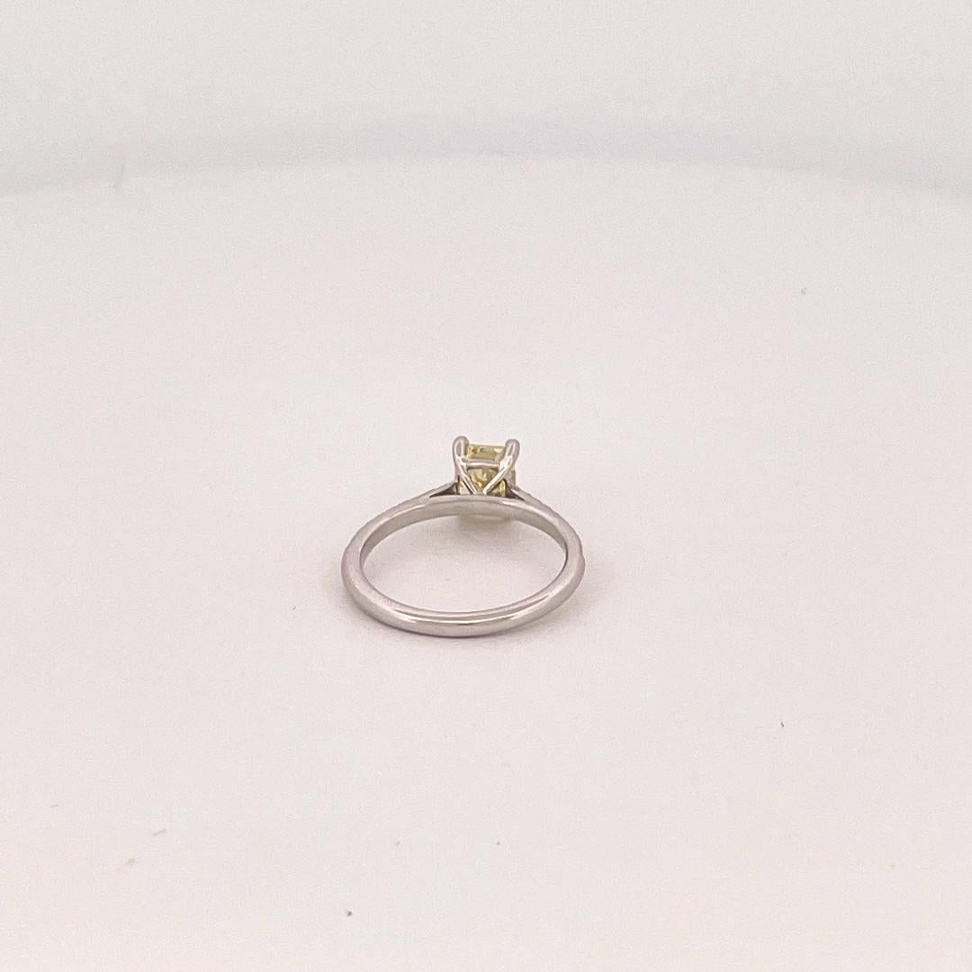 Anello di fidanzamento in platino con diamanti taglio radiante giallo fantasia in vendita 3