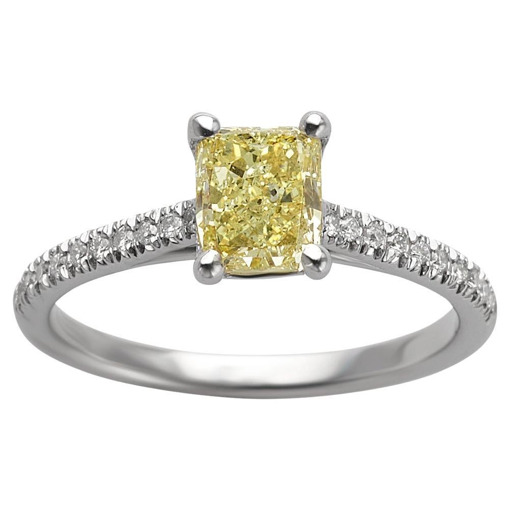 Anello di fidanzamento in platino con diamanti taglio radiante giallo fantasia