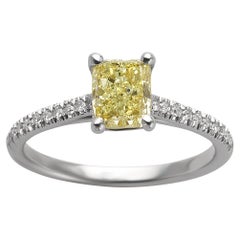 Anello di fidanzamento in platino con diamanti taglio radiante giallo fantasia