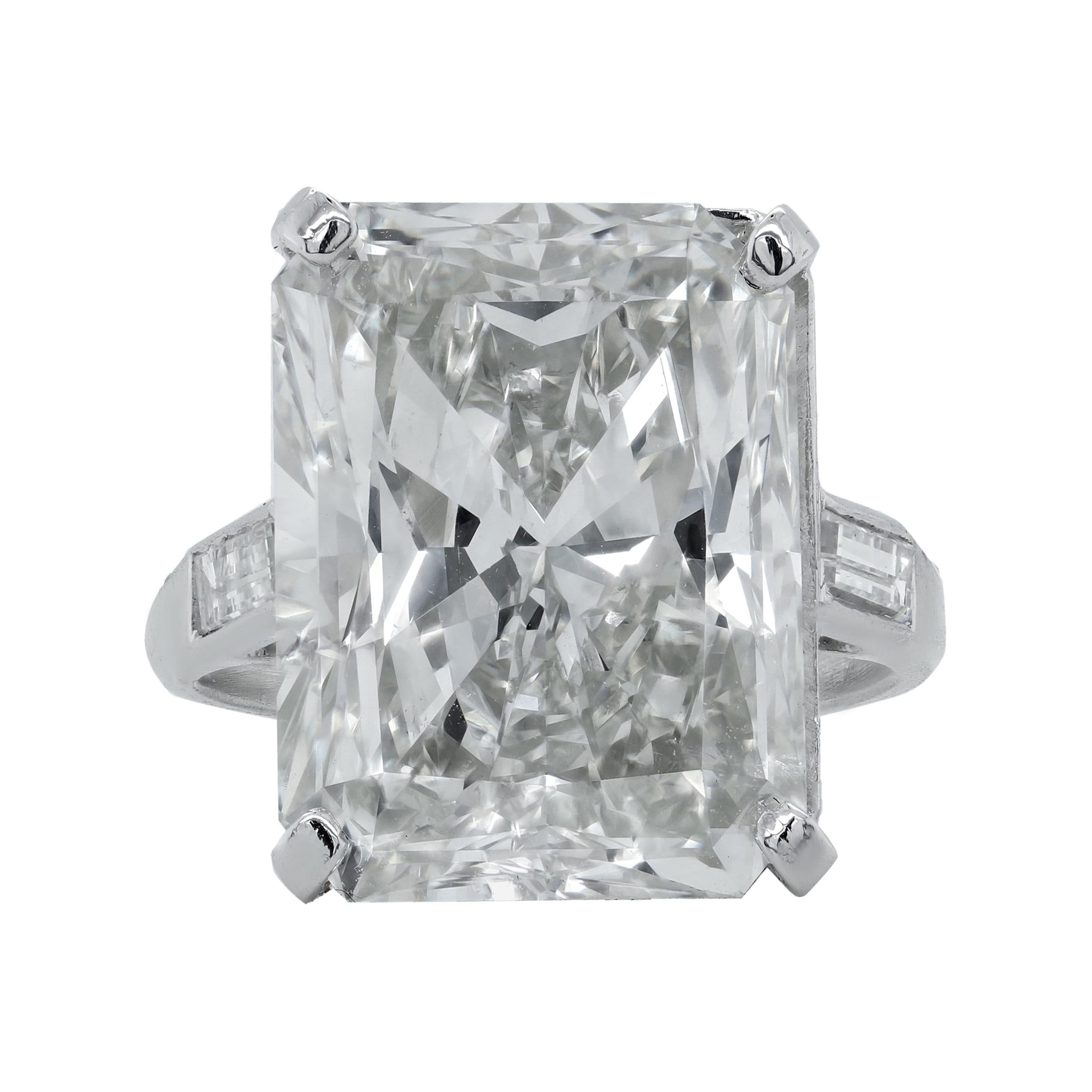 Platinum Fashion Ring with Radiant Diamonds