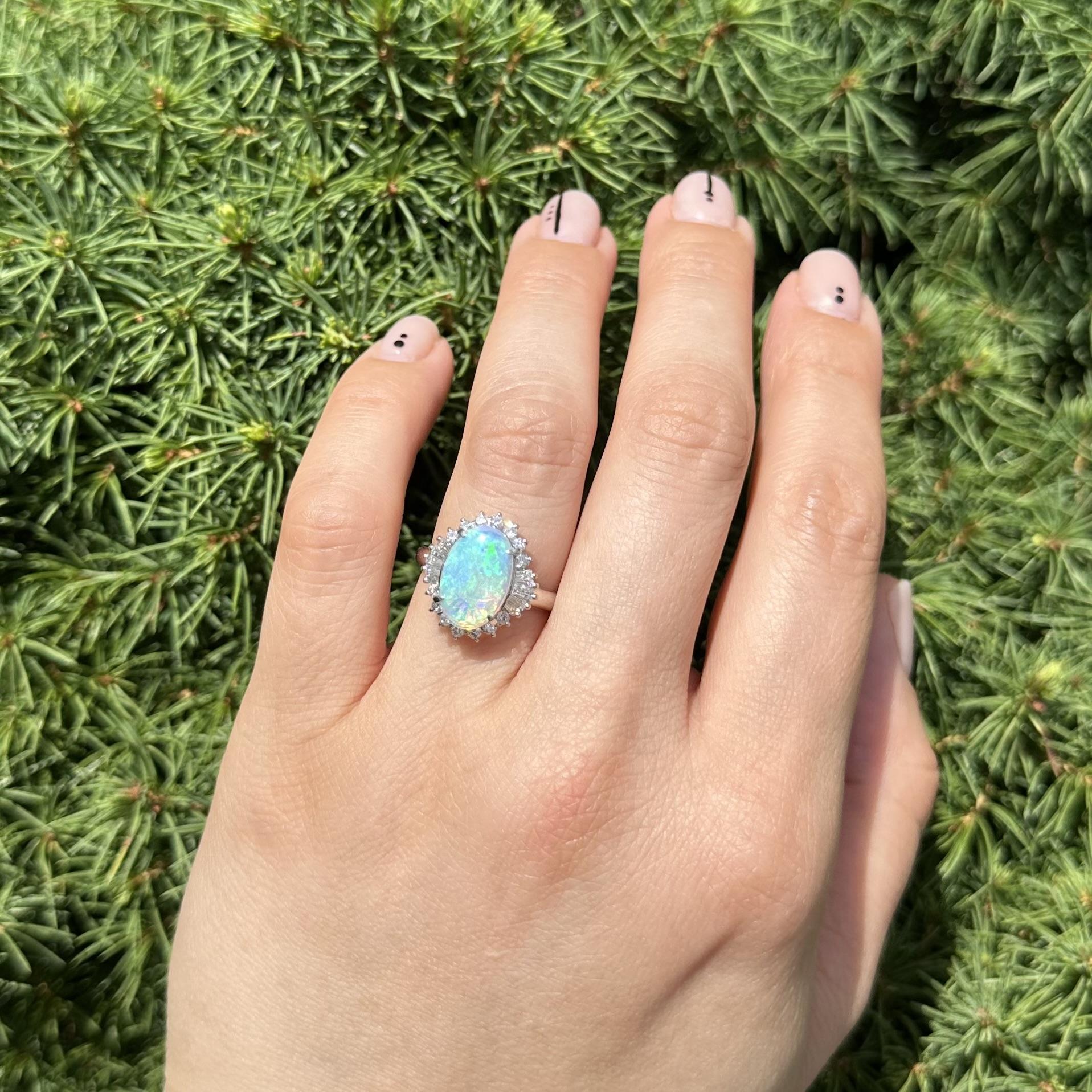 Anello cocktail in platino con opale australiano ovale cabochon e diamante a raggiera in vendita 5