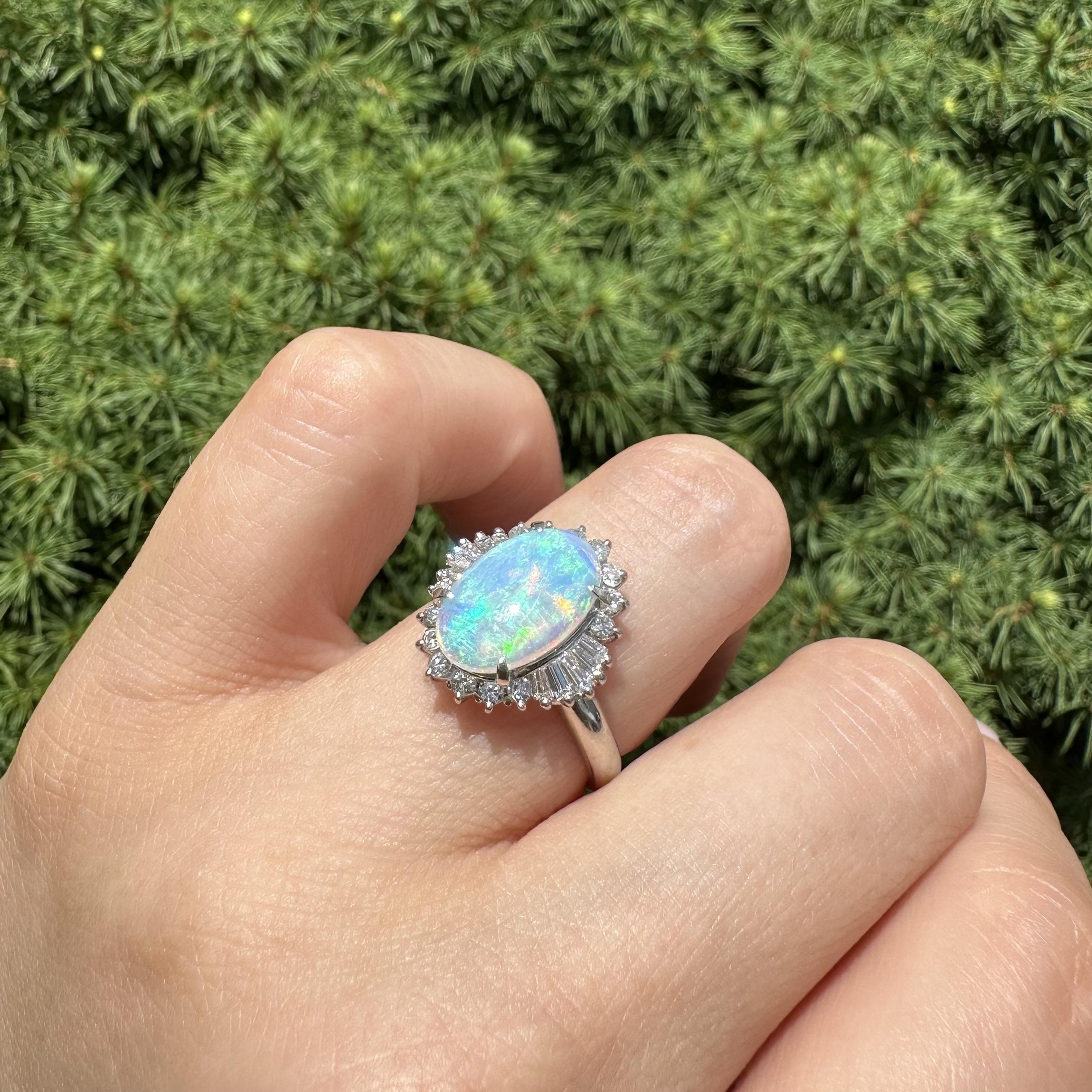 Anello cocktail in platino con opale australiano ovale cabochon e diamante a raggiera in vendita 6