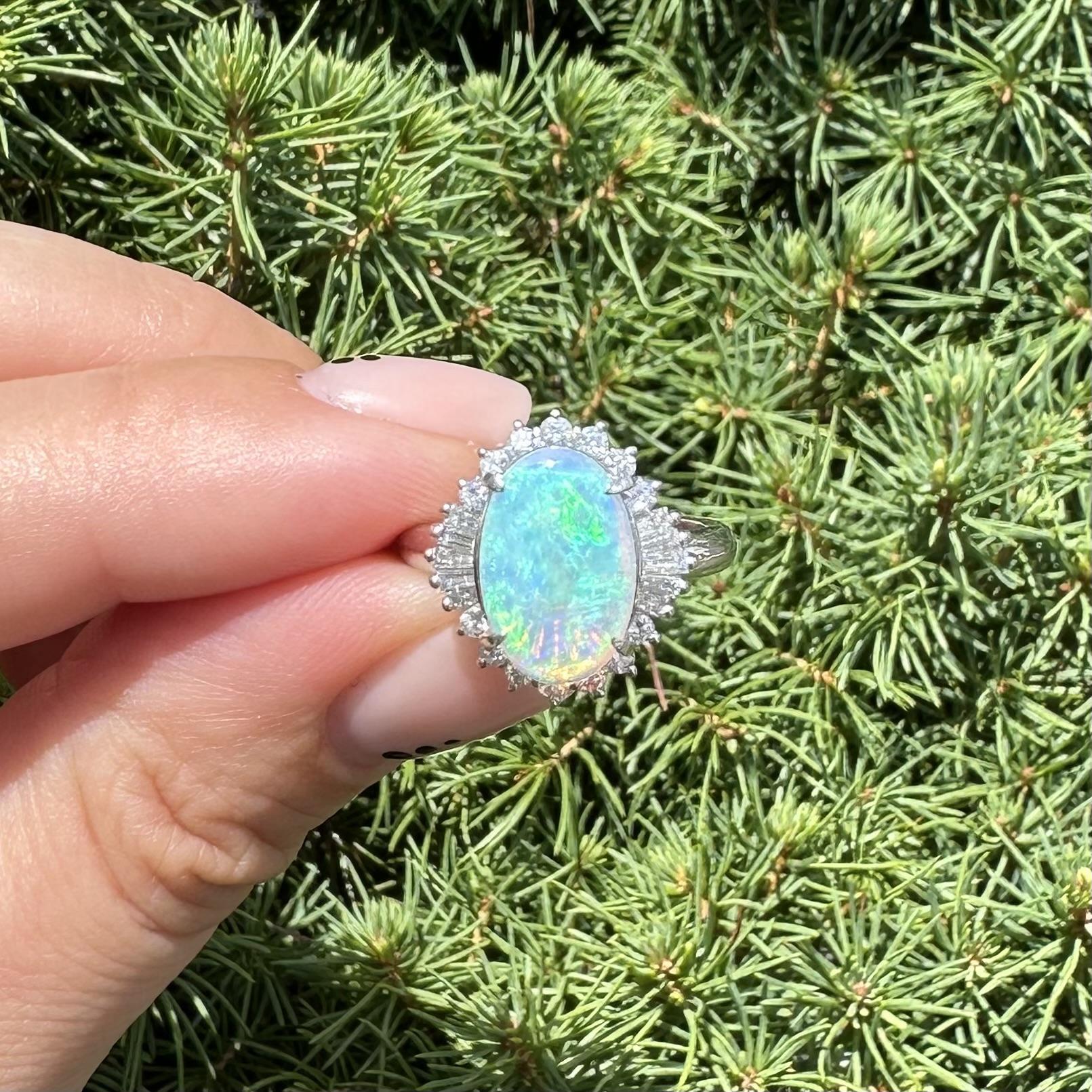 Anello cocktail in platino con opale australiano ovale cabochon e diamante a raggiera in vendita 7