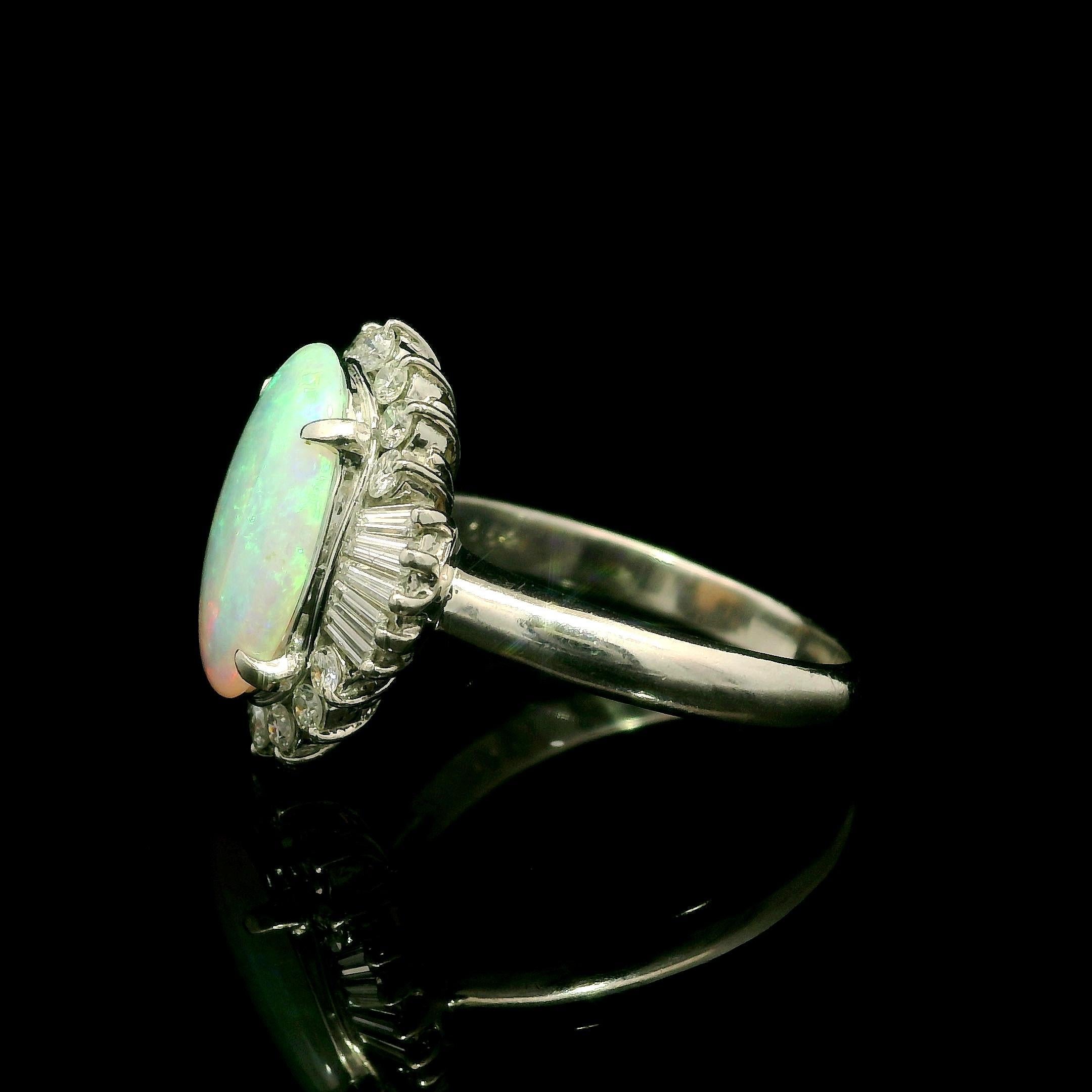 Anello cocktail in platino con opale australiano ovale cabochon e diamante a raggiera in vendita 13