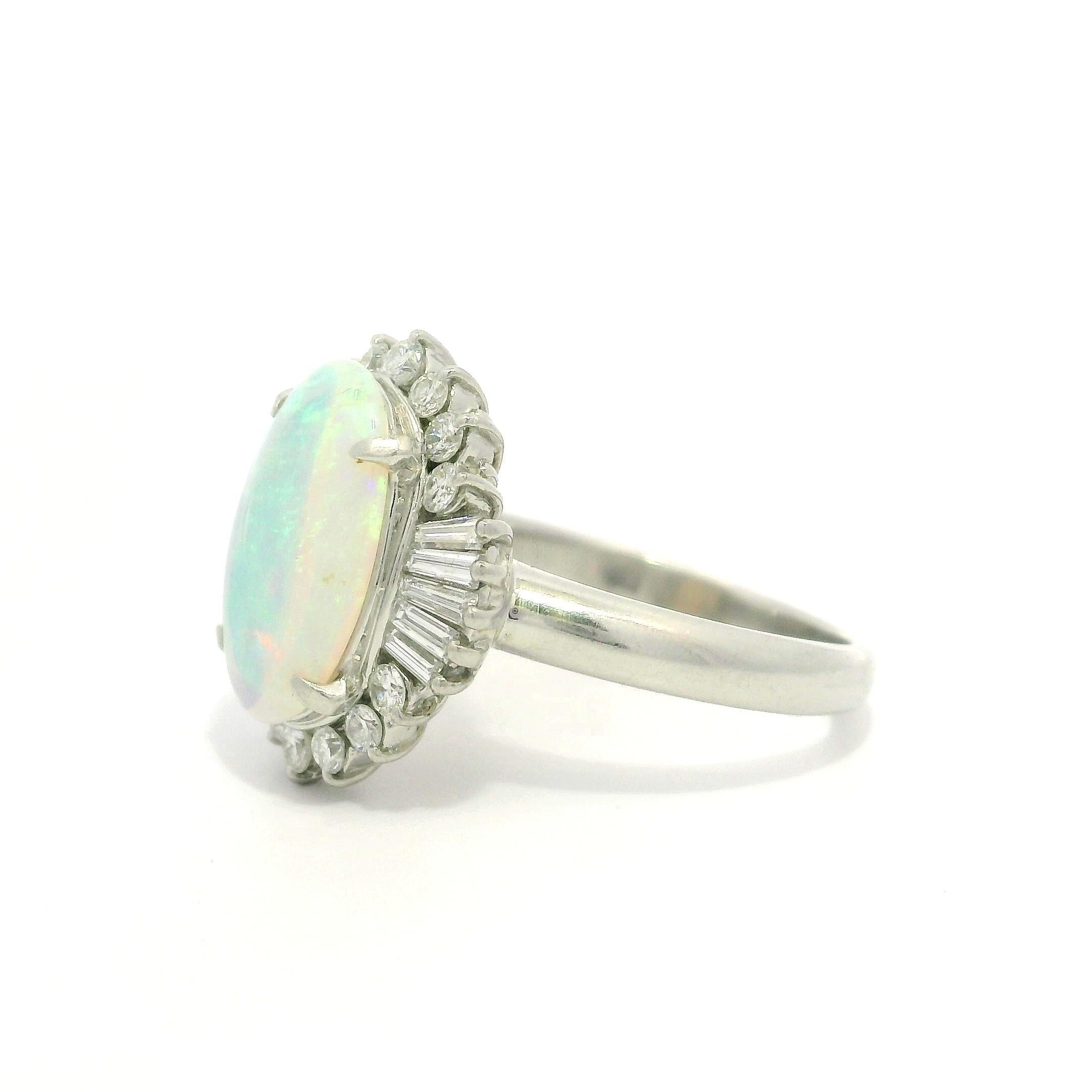 Cabochon Anello cocktail in platino con opale australiano ovale cabochon e diamante a raggiera in vendita