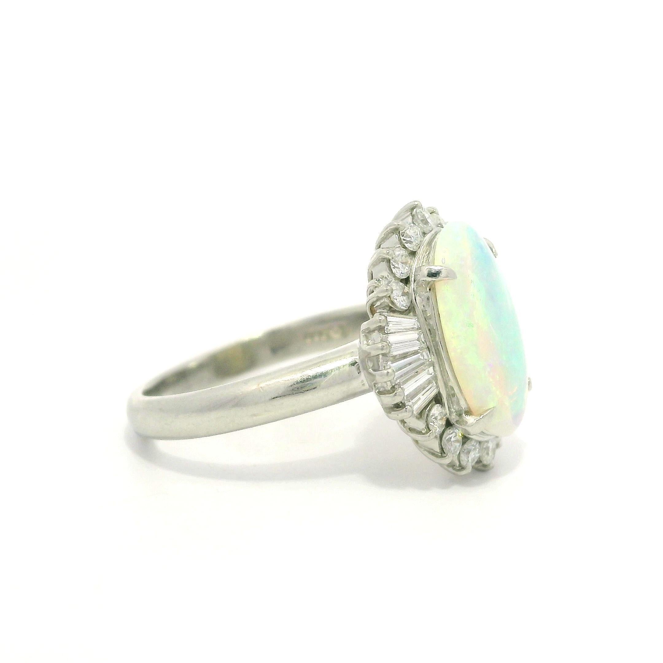 Anello cocktail in platino con opale australiano ovale cabochon e diamante a raggiera In condizioni ottime in vendita a Montclair, NJ