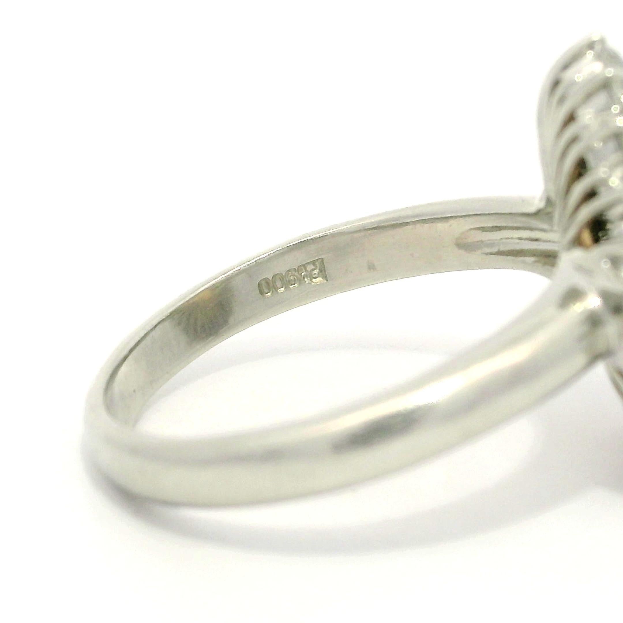 Donna Anello cocktail in platino con opale australiano ovale cabochon e diamante a raggiera in vendita