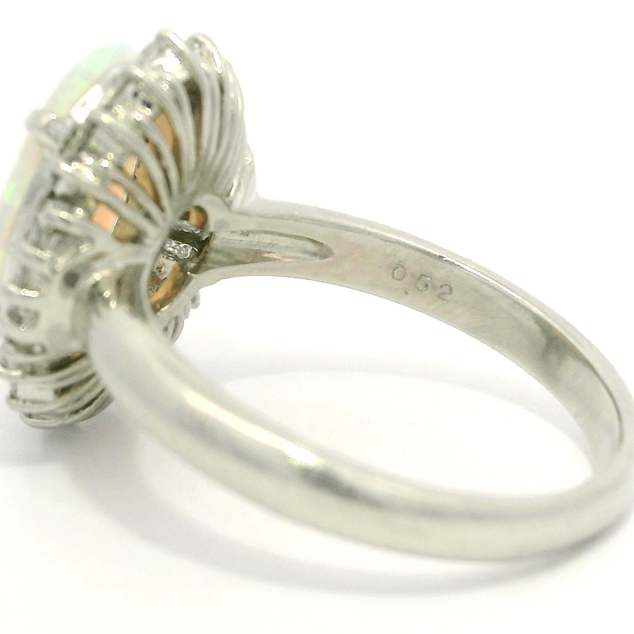 Anello cocktail in platino con opale australiano ovale cabochon e diamante a raggiera in vendita 1