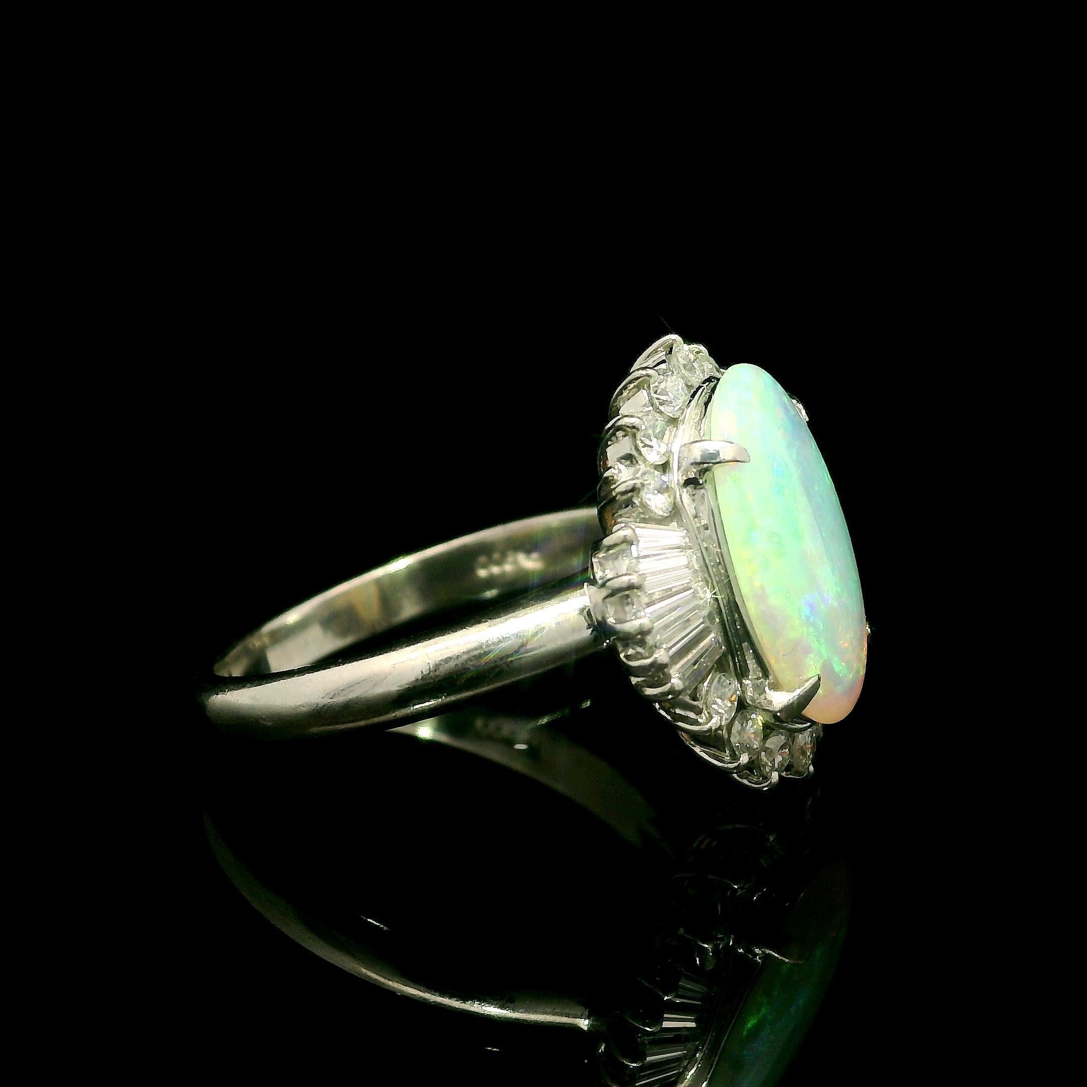 Anello cocktail in platino con opale australiano ovale cabochon e diamante a raggiera in vendita 2