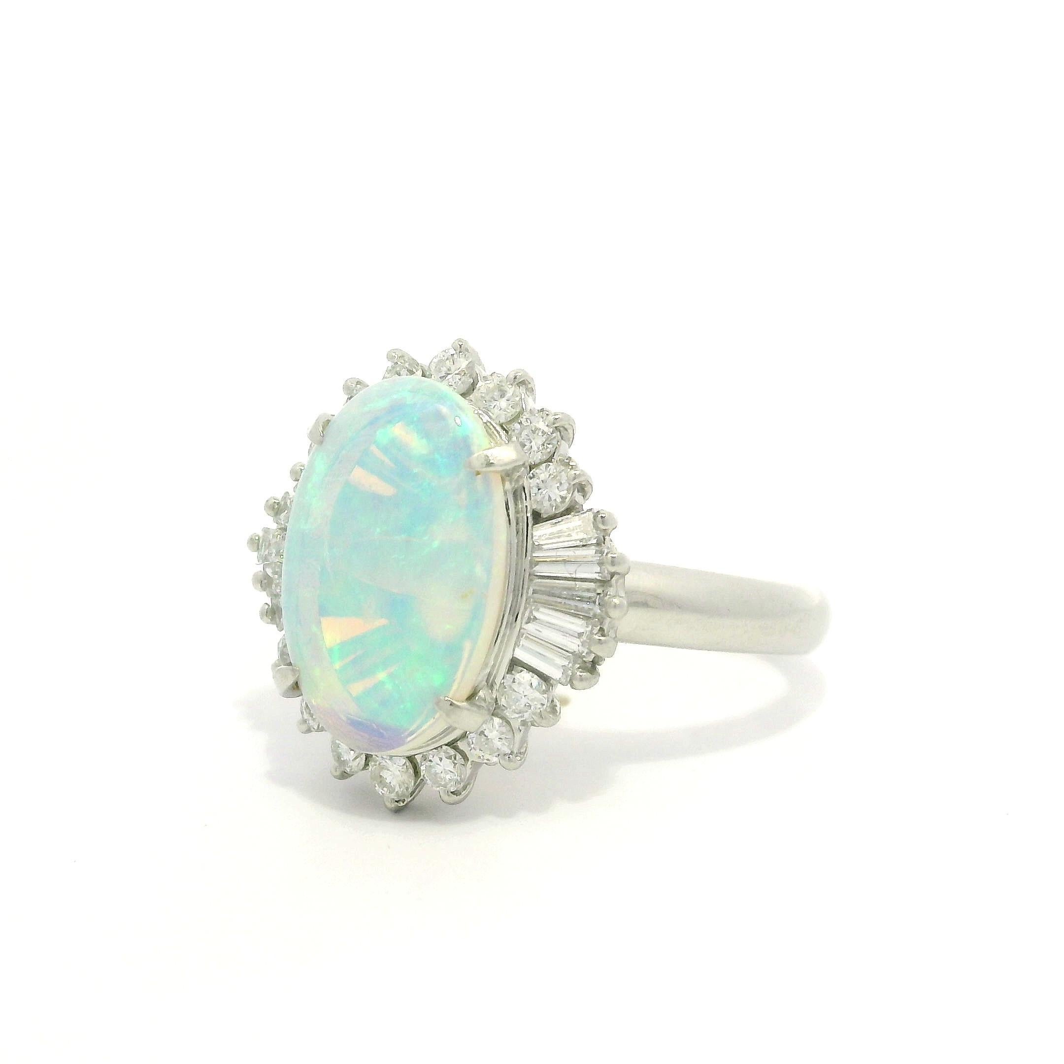 Anello cocktail in platino con opale australiano ovale cabochon e diamante a raggiera in vendita 4