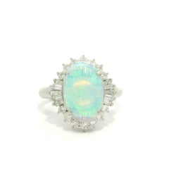 Anillo de Cóctel Ópalo Australiano Cabujón Ovalado de Platino con Halo de Diamantes