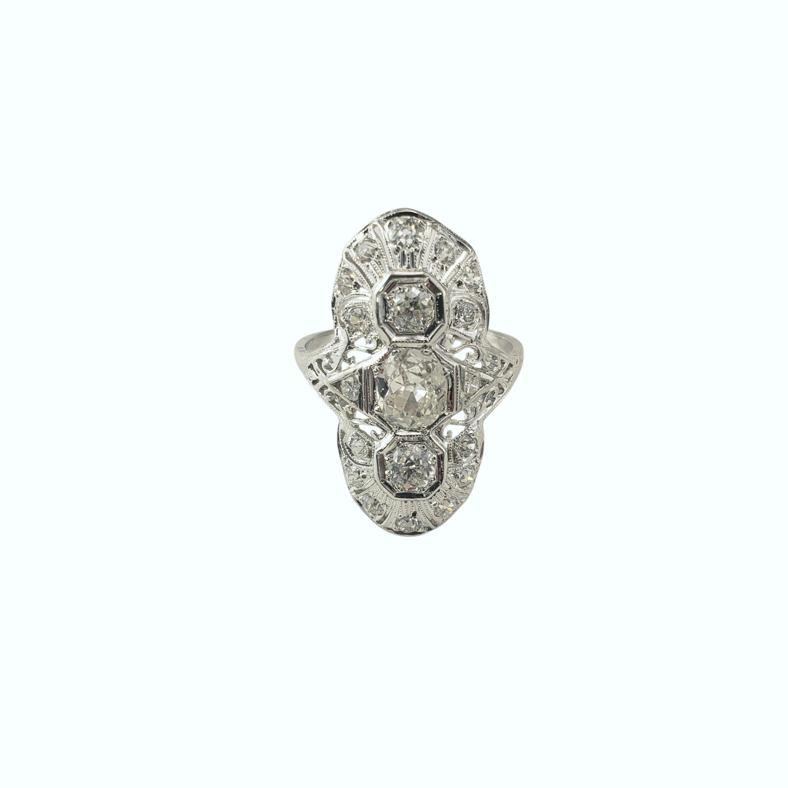 Platin Filigran und Diamant Ring Größe 8,5 JAGi zertifiziert-

Dieser langgestreckte Platinring ist ein atemberaubendes Beispiel für Vintage-Kunsthandwerk und besticht durch zeitlose Art-déco-Eleganz. Sein Herzstück ist ein bezaubernder Diamant im