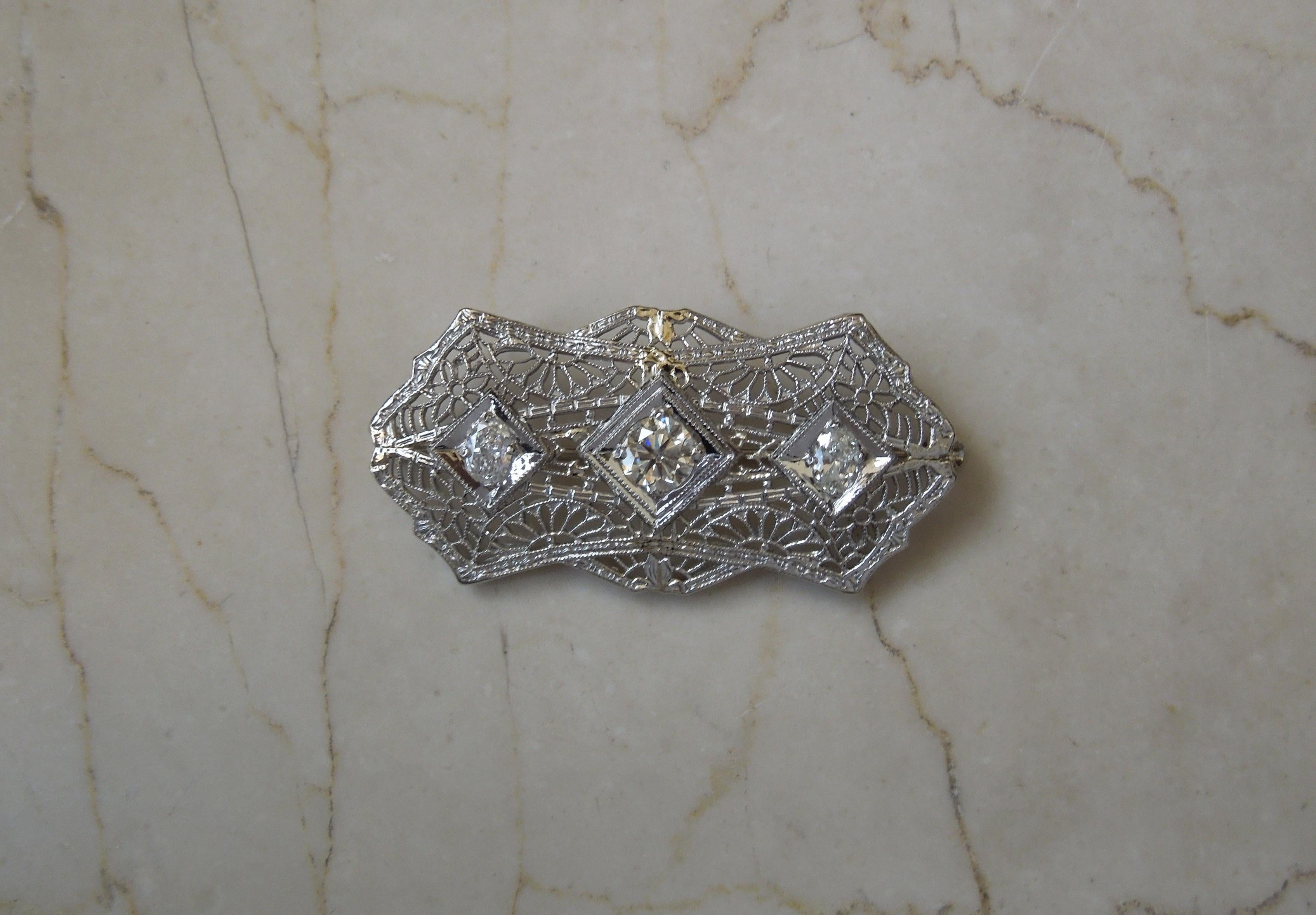 Platinum Filigree Three Diamond Bar Pin In Excellent Condition For Sale In METAIRIE, LA