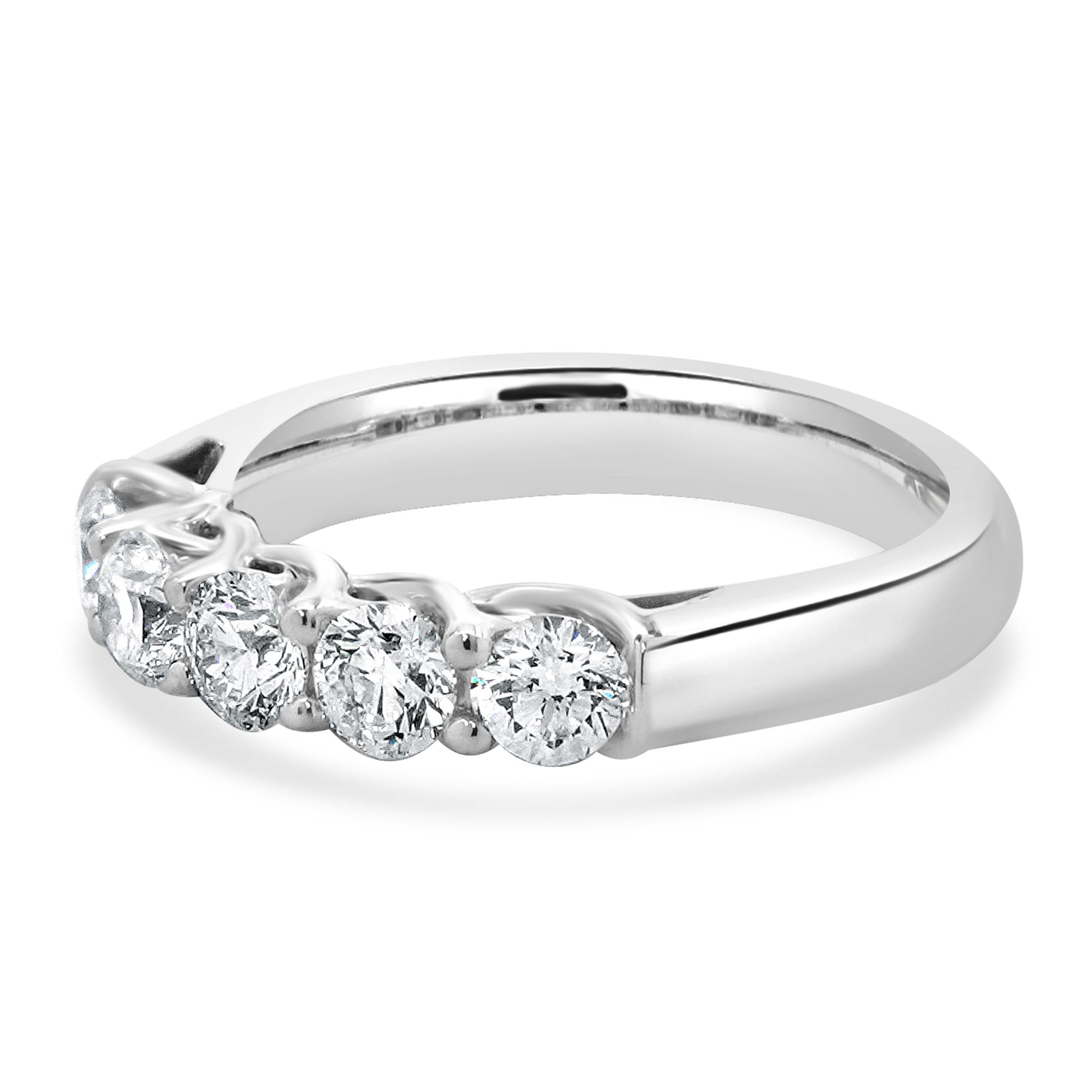 Designer: personalizzato
Materiale: Platino
Diamante:  5 tagli tondi brillanti = 1,00cttw
Colore: I / J
Chiarezza: VS2
Misura dell'anello: 6 (si prega di prevedere due giorni di spedizione in più per le richieste di misura)
Peso: 7.70 grammi
