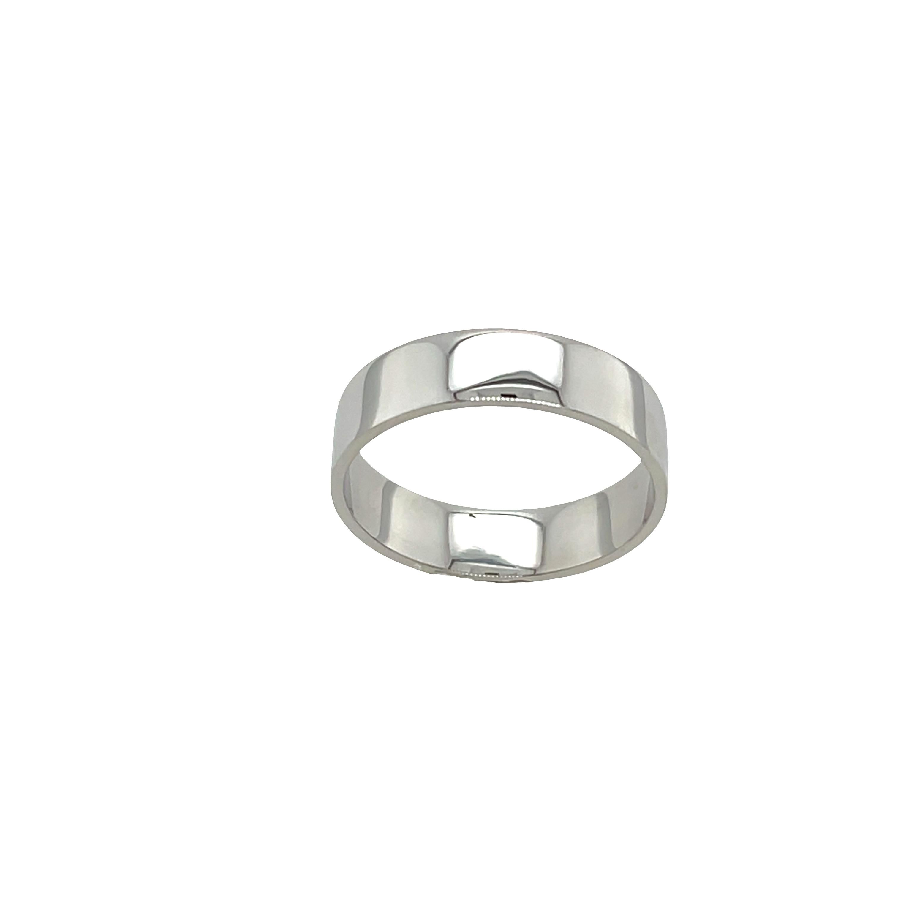 Anello nuziale in platino da 6 mm a forma di corte piatta che simboleggia l'artigianalità e l'eleganza, rendendolo un perfetto pegno d'amore e d'impegno.

Larghezza della fascia di platino: 6 mm
Peso totale: 9,01 g
Misura dell'anello: