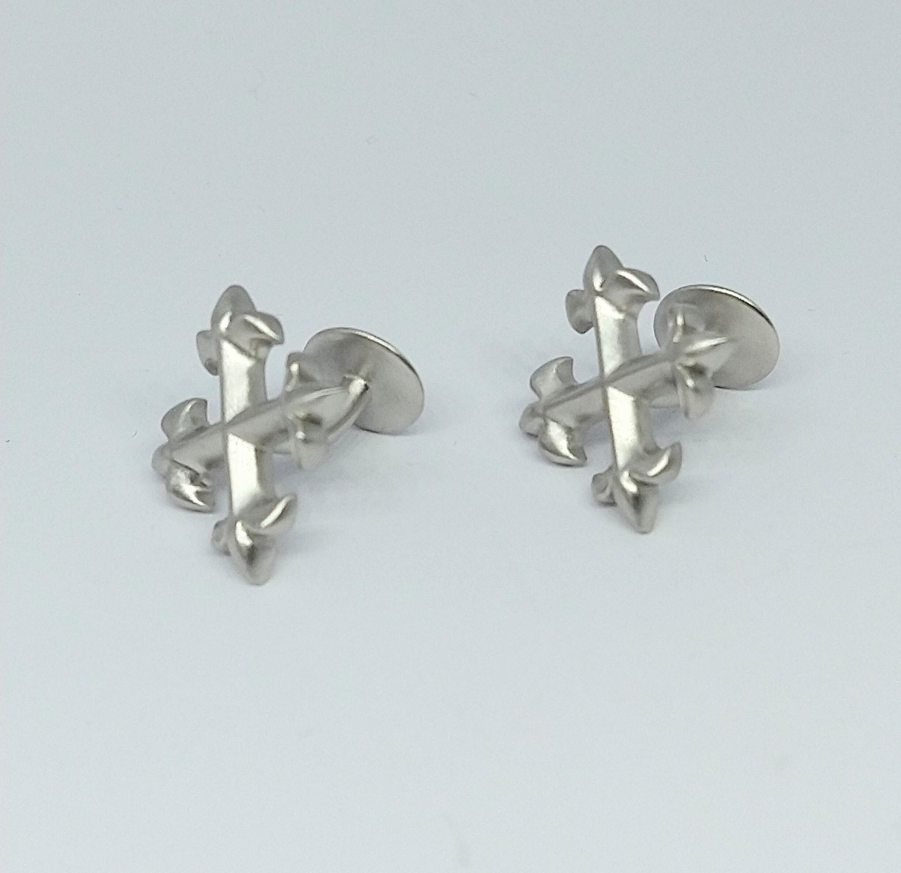 Platinum Fleur de Lis Cross Cuff Links In New Condition For Sale In New York, NY