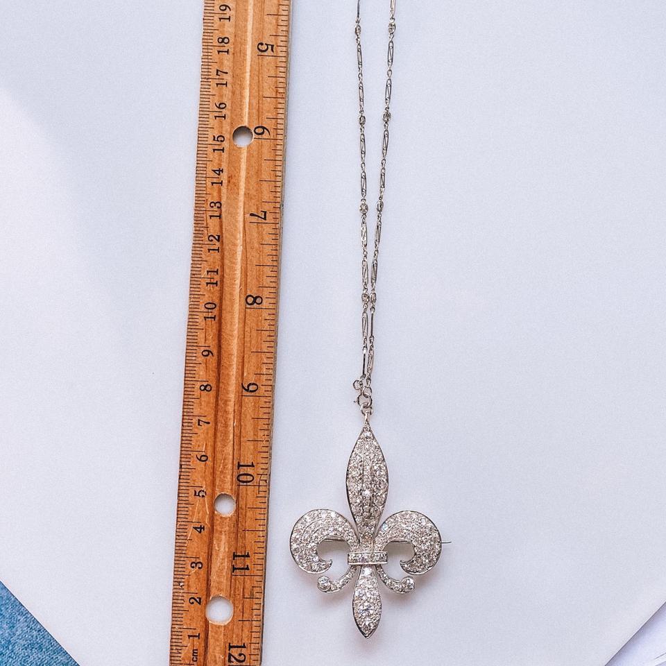 Halskette aus Platin mit Fleur-de-Lis-Diamant-Brosche-Anhänger (Rundschliff)