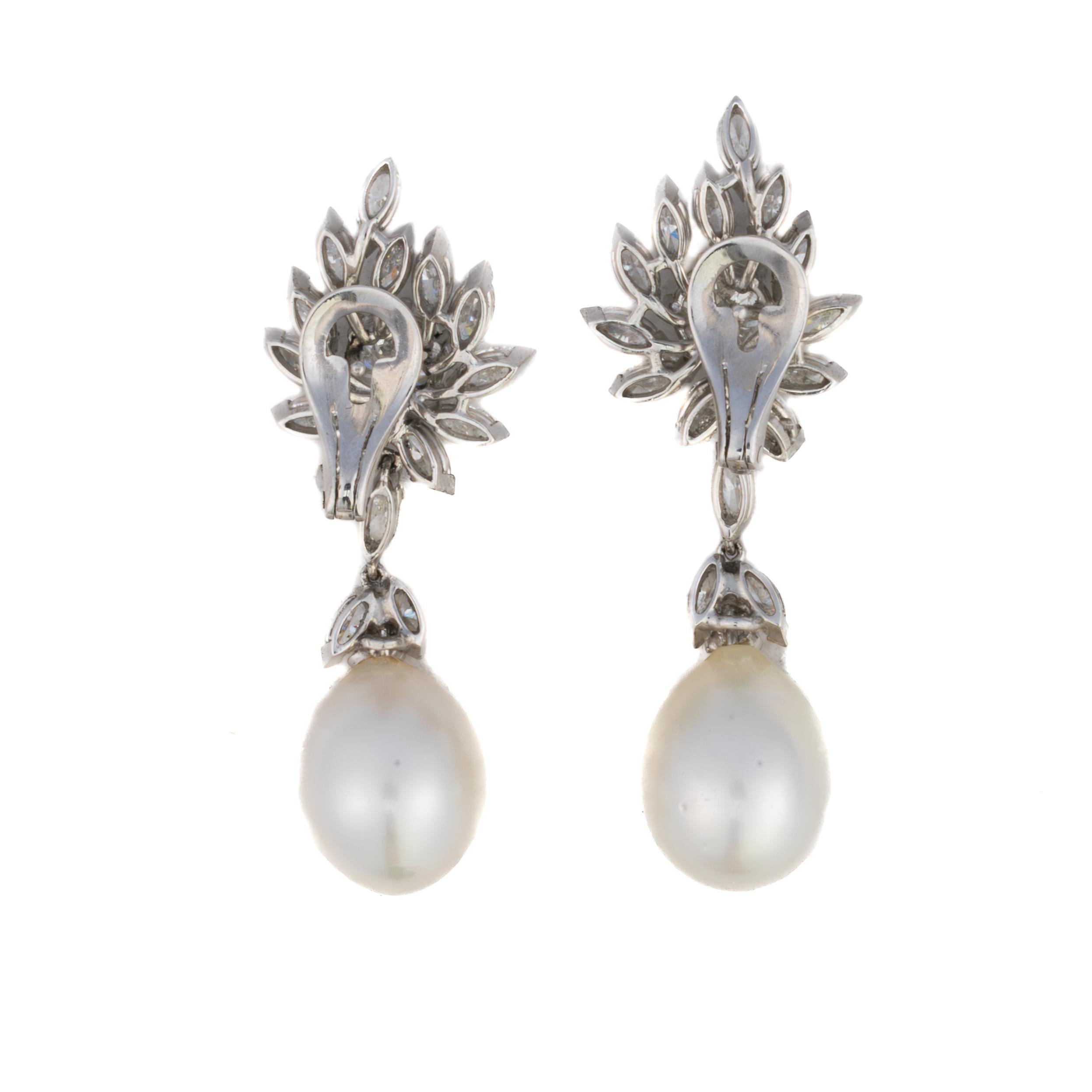 Rétro Platinum Floral Diamond and Pearl Drop Earrings en vente