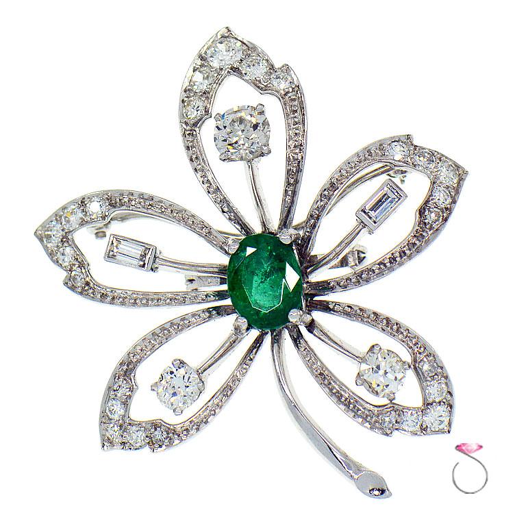  Platin-Blumenbrosche, 2,10 Karat Smaragd, 1,75 Karat Diamant (Ovalschliff) im Angebot